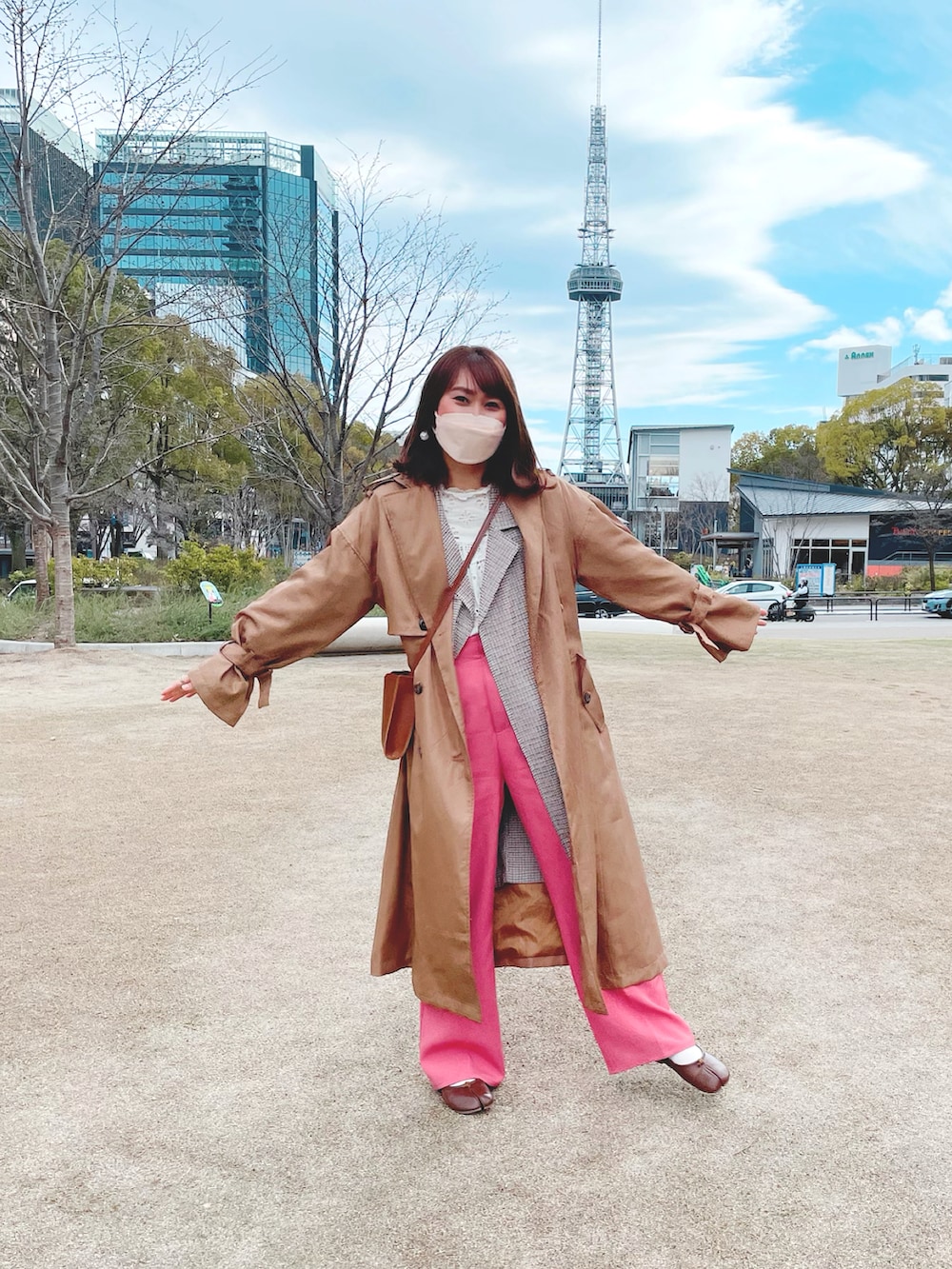 ピンク系のスラックス、ホワイト系のシャツ/ブラウス、ベージュ系のトレンチコートを着用したレディースの春コーディネートの4枚目の写真