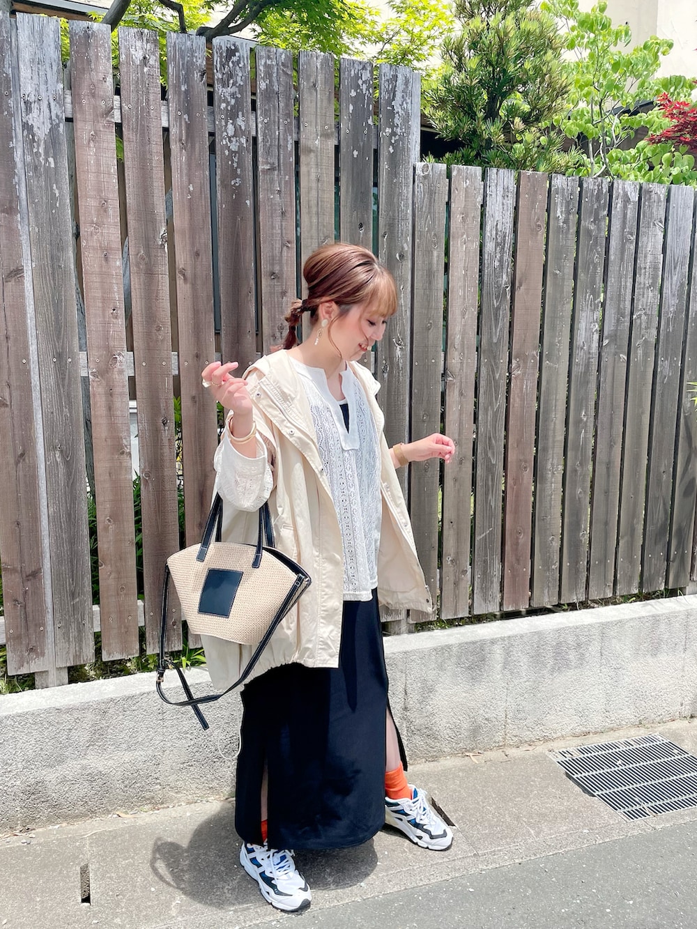 ホワイト系のブルゾン、ブラック系のワンピース、ホワイト系のタンクトップを着用したレディースの春コーディネートの5枚目の写真