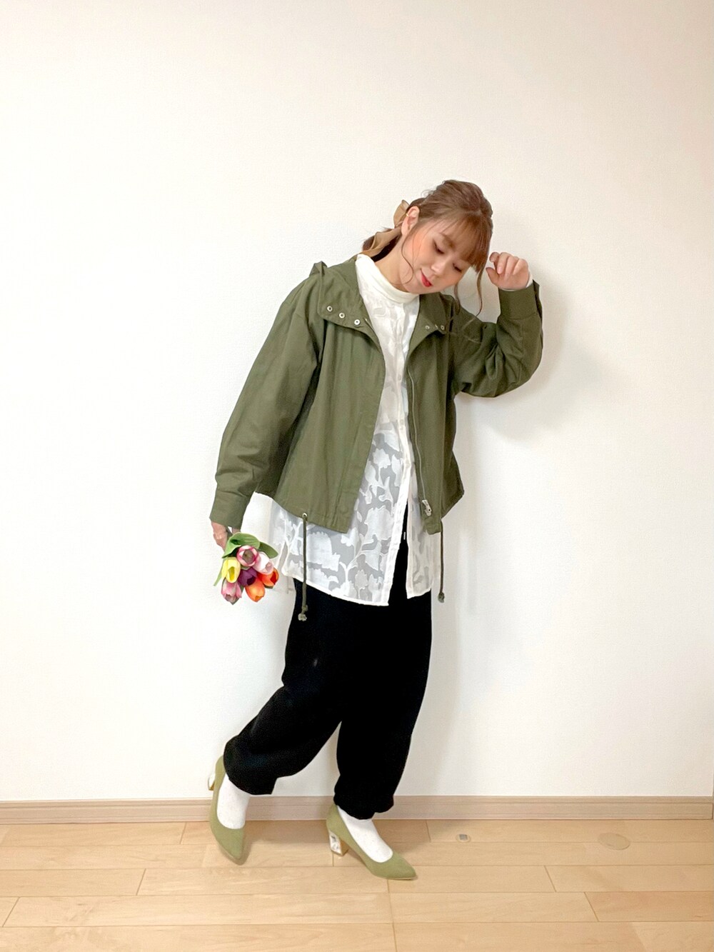 ブラック系のパンツ、ホワイト系のシャツ/ブラウス、ホワイト系のTシャツ/カットソーを着用したレディースの春コーディネートの4枚目の写真