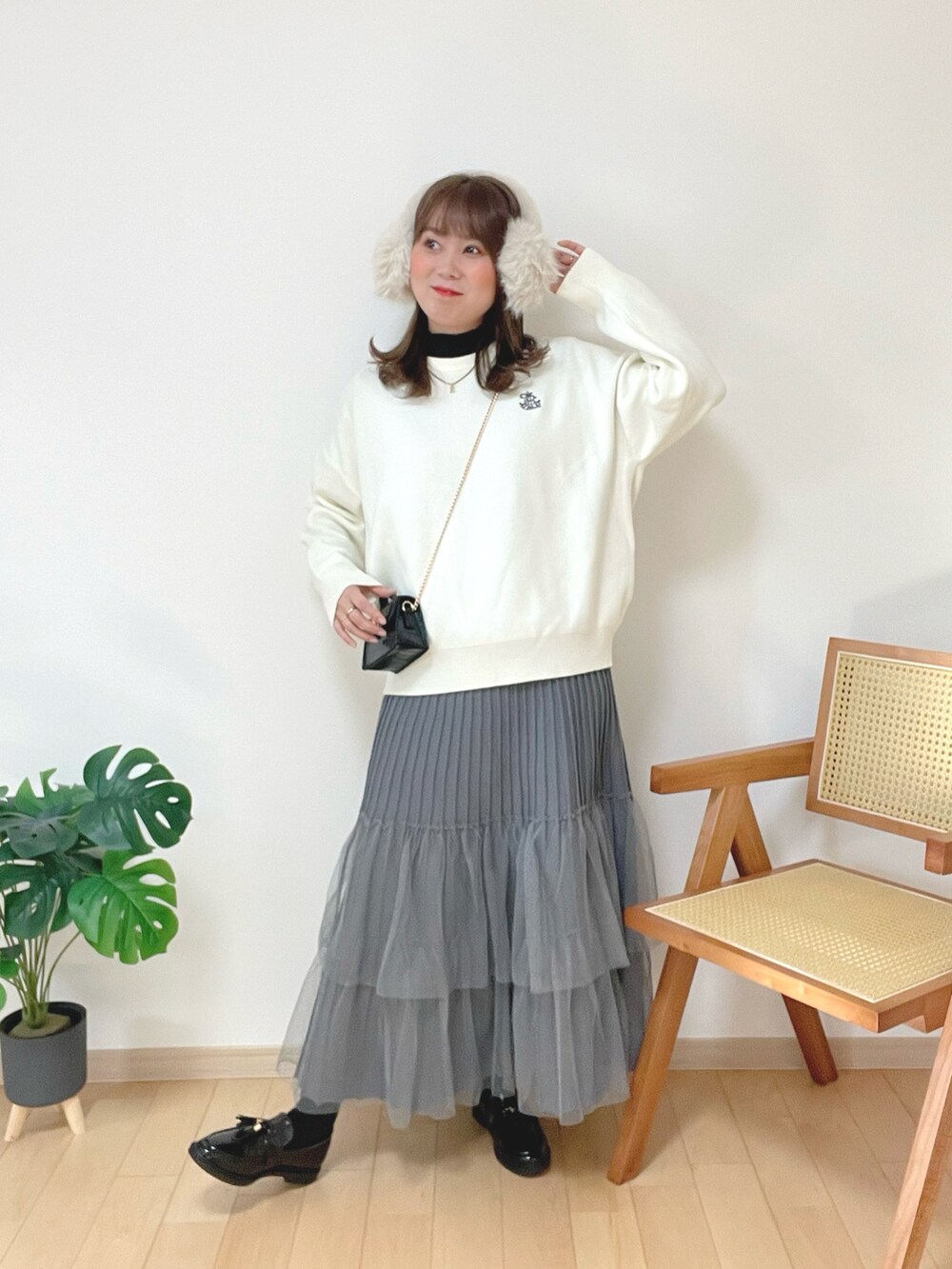 ブラック系のローファー、その他のその他を着用したレディースの冬コーディネートの3枚目の写真