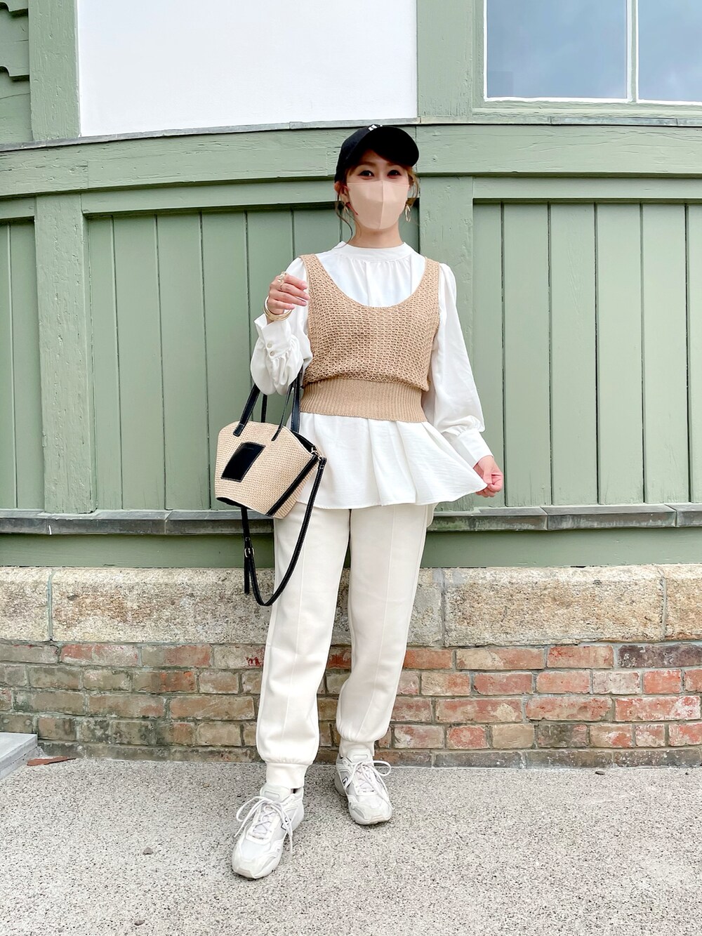 ホワイト系のシャツ/ブラウス、ベージュ系のトップス、ホワイト系のスウェットパンツを着用したレディースの春コーディネートの3枚目の写真