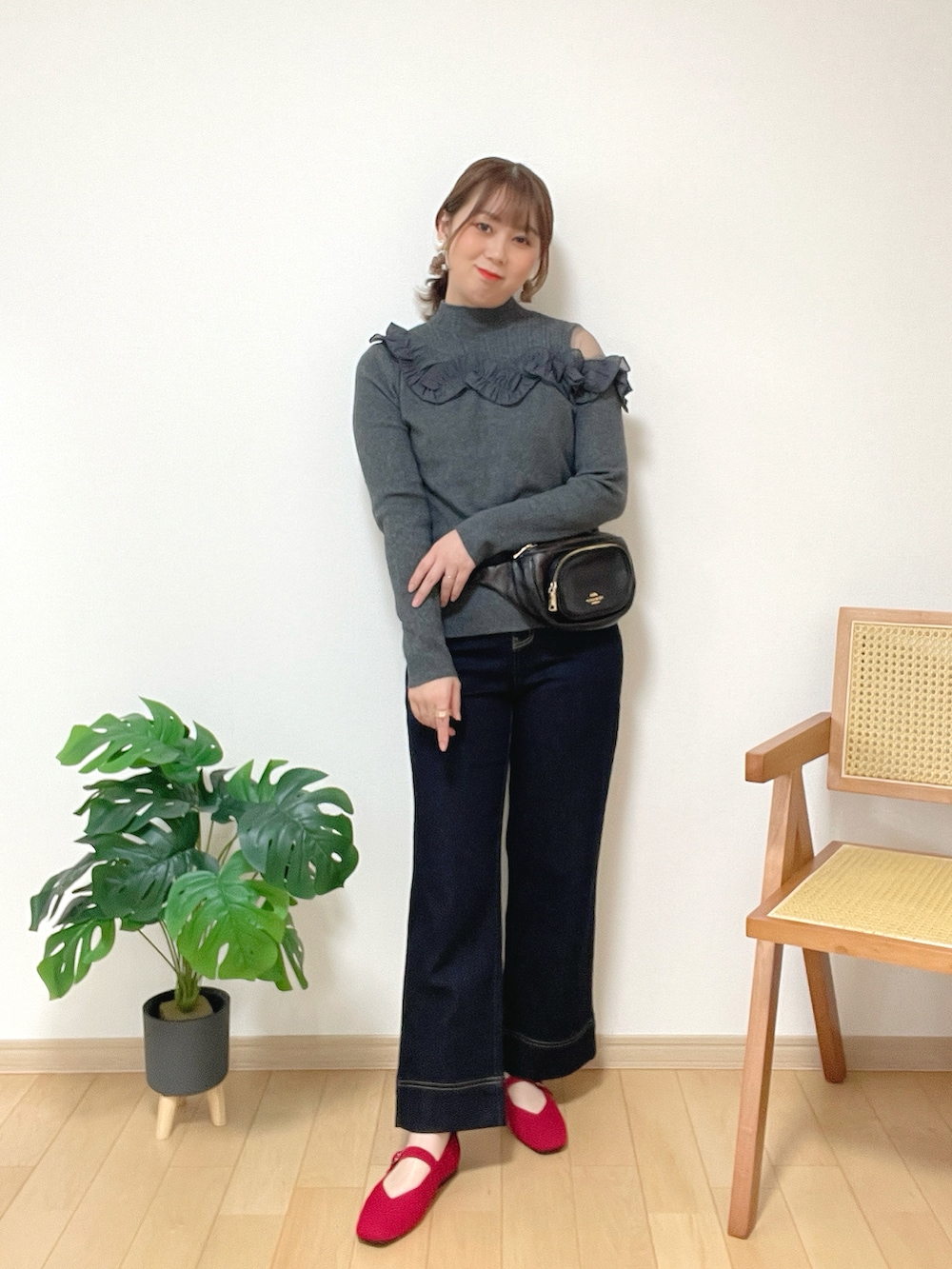 グレー系のニット/セーター、ホワイト系のパンツ、グレー系のシューズを着用したレディースの冬コーディネートの3枚目の写真