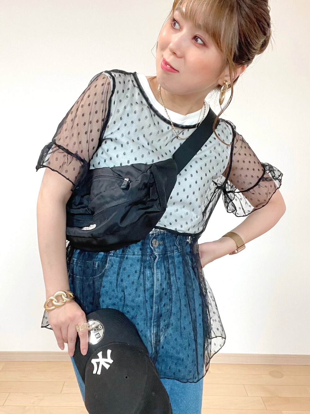 ホワイト系のTシャツ/カットソー、ブラック系のトップス、ブルー系のデニムパンツを着用したレディースの夏コーディネートの3枚目の写真