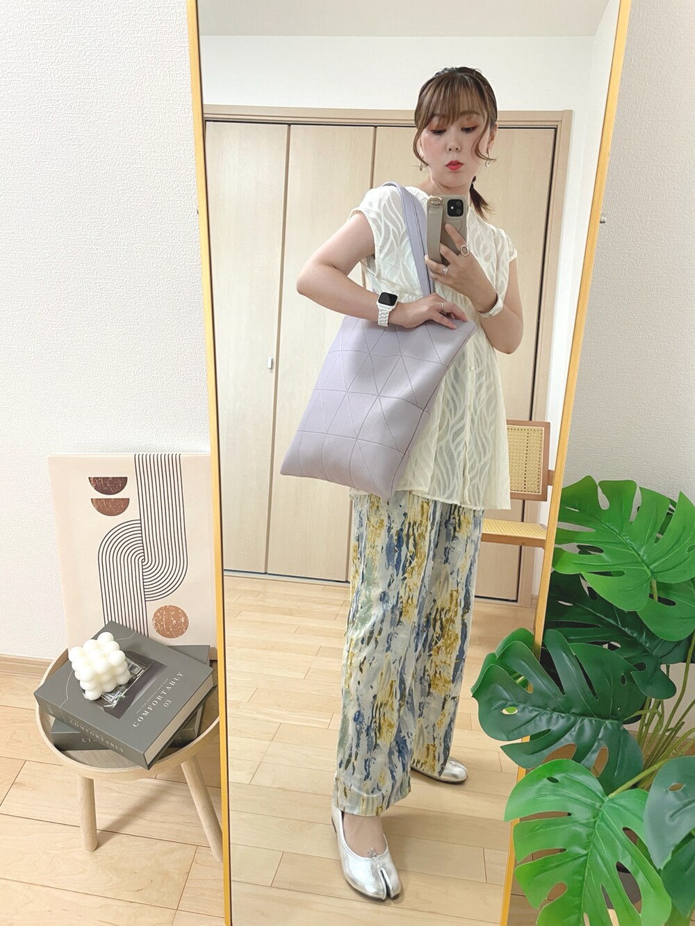 シルバー系のバレエシューズ、ブルー系のパンツ、ベージュ系のトップスを着用したレディースの夏コーディネートの2枚目の写真