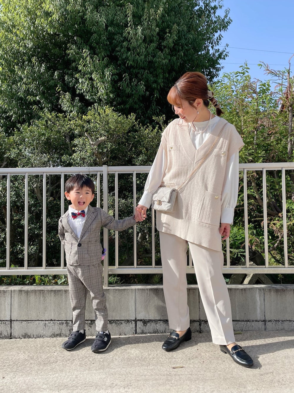 ホワイト系のシャツ/ブラウス、ベージュ系のベスト、ホワイト系のパンツを着用したレディースの春コーディネートの3枚目の写真