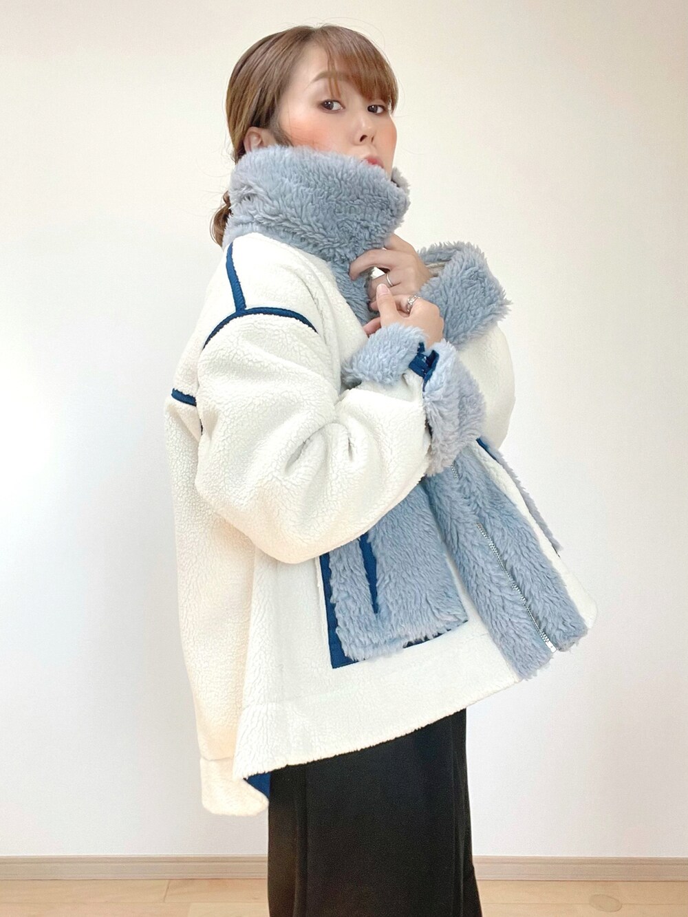 ブルー系のジャケット/アウター、ブラック系のワンピース、ブラック系のその他シューズを着用したレディースの秋コーディネートの4枚目の写真