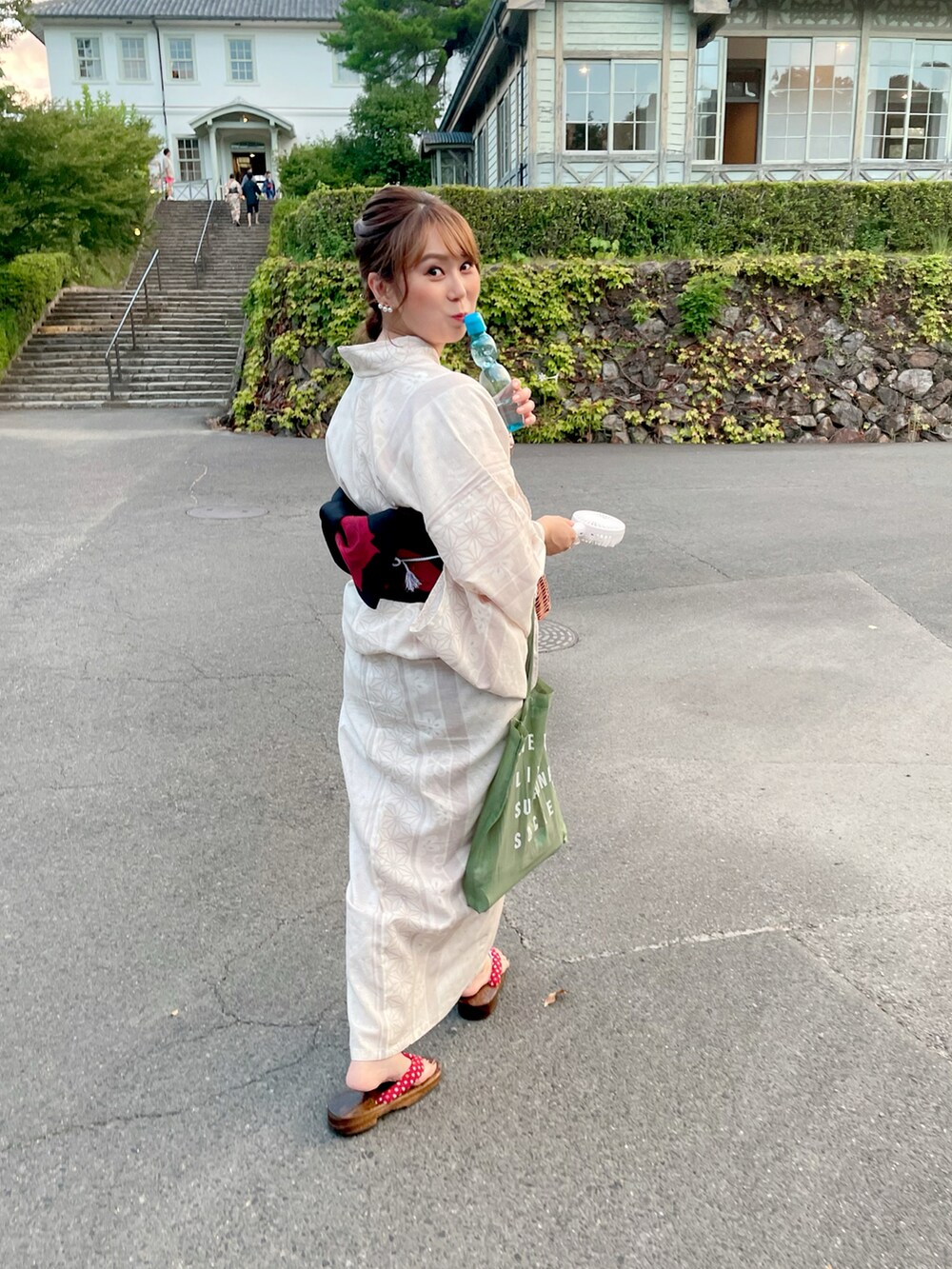 ブラウン系のかごバッグ、その他の浴衣、ゴールド系のバレッタ/ヘアクリップを着用したレディースの夏コーディネートの2枚目の写真