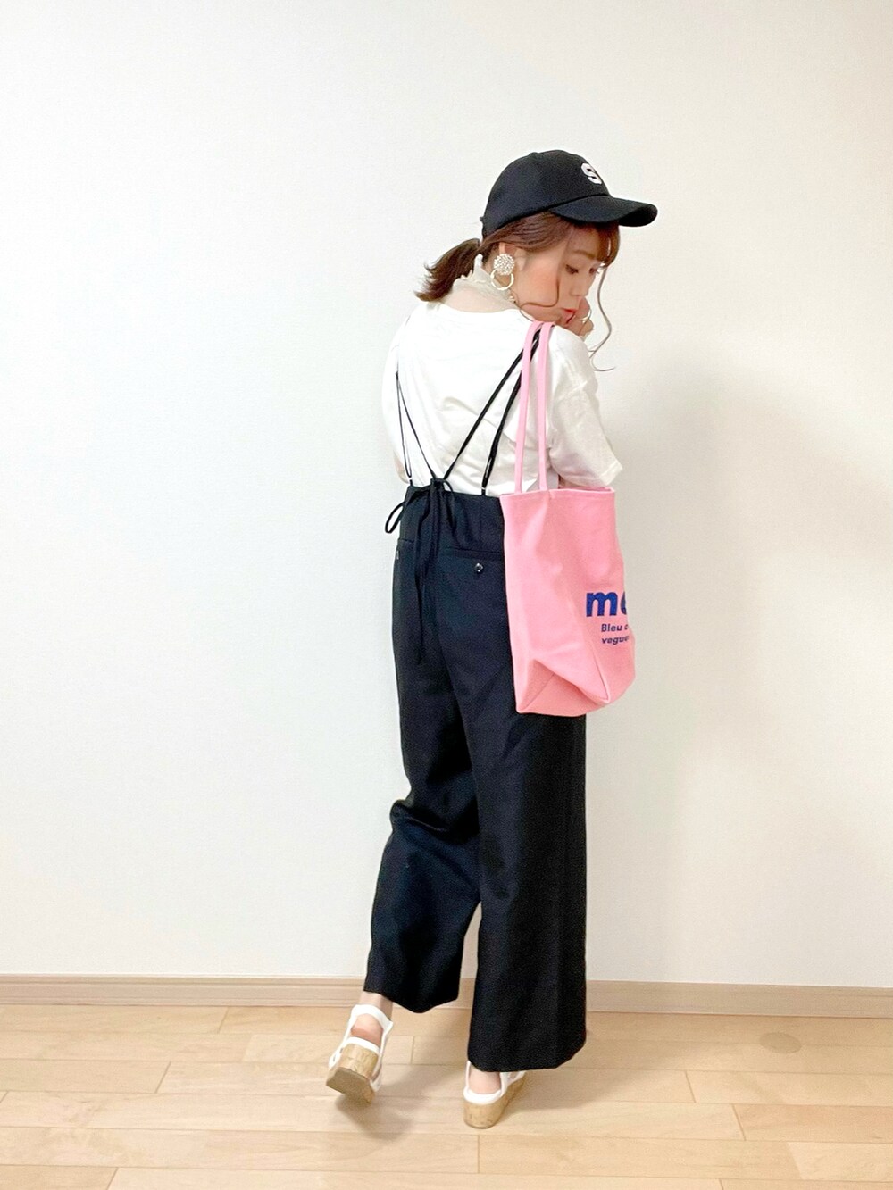 ホワイト系のTシャツ/カットソー、ベージュ系のトップス、ブラック系のサロペット/オーバーオールを着用したレディースの春コーディネートの4枚目の写真