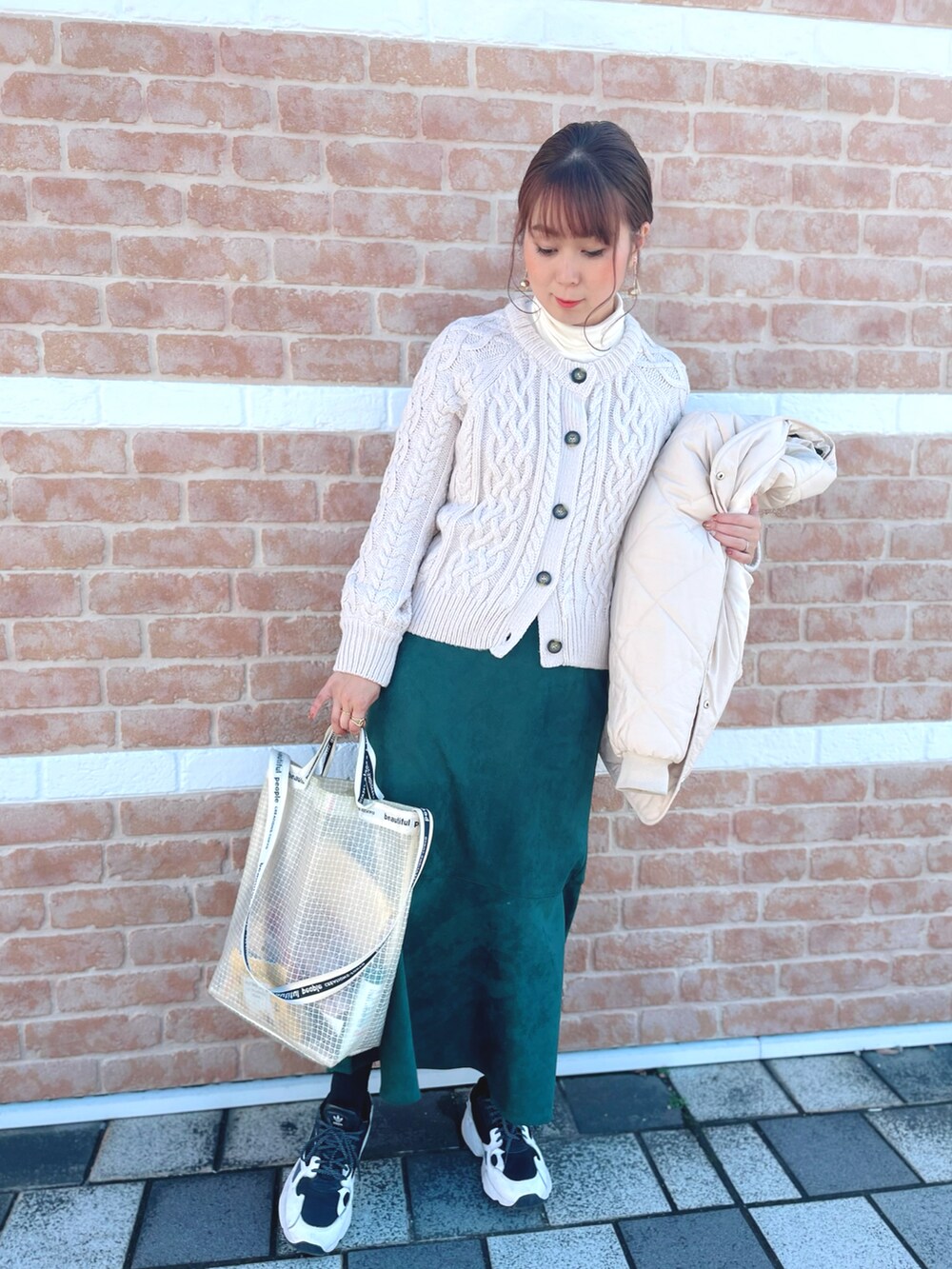 「大人カジュアル、ゆるコーデ、きれいめカジュアル、マーメイドスカート、グリーン、スニーカーコーデ、クリアバッグ、レイヤードスタイル、ラフ、ロングスカート」｜「しまむらのアイテム（スカート、グリーン系）」を使った、eri♡さん（レディース・155cm）の冬コーディネートの3枚目の写真