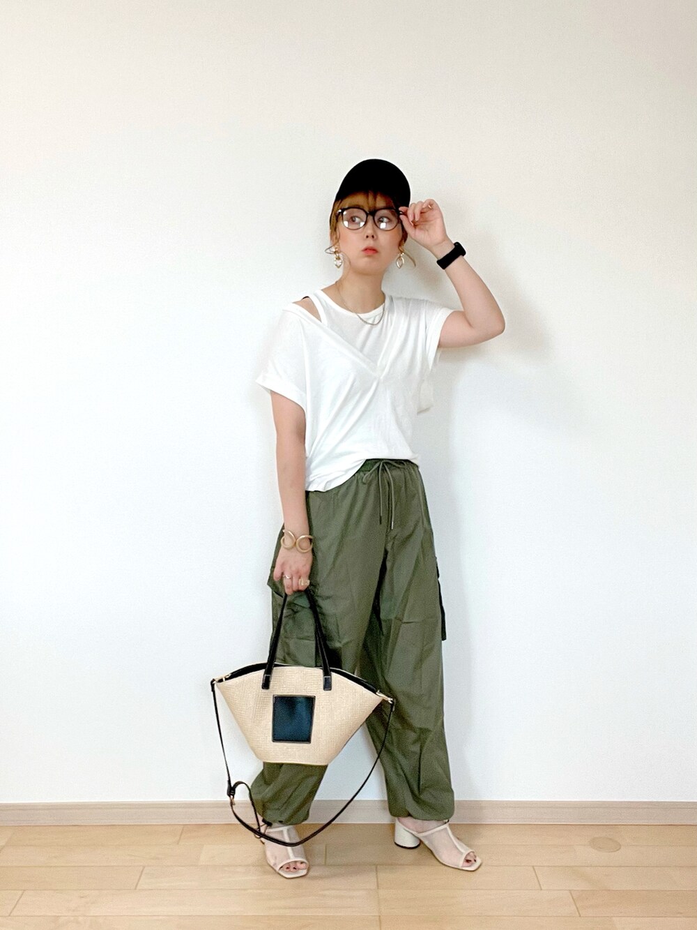 ホワイト系のトップス、グリーン系のカーゴパンツ、ベージュ系のサンダルを着用したレディースの夏コーディネートの2枚目の写真