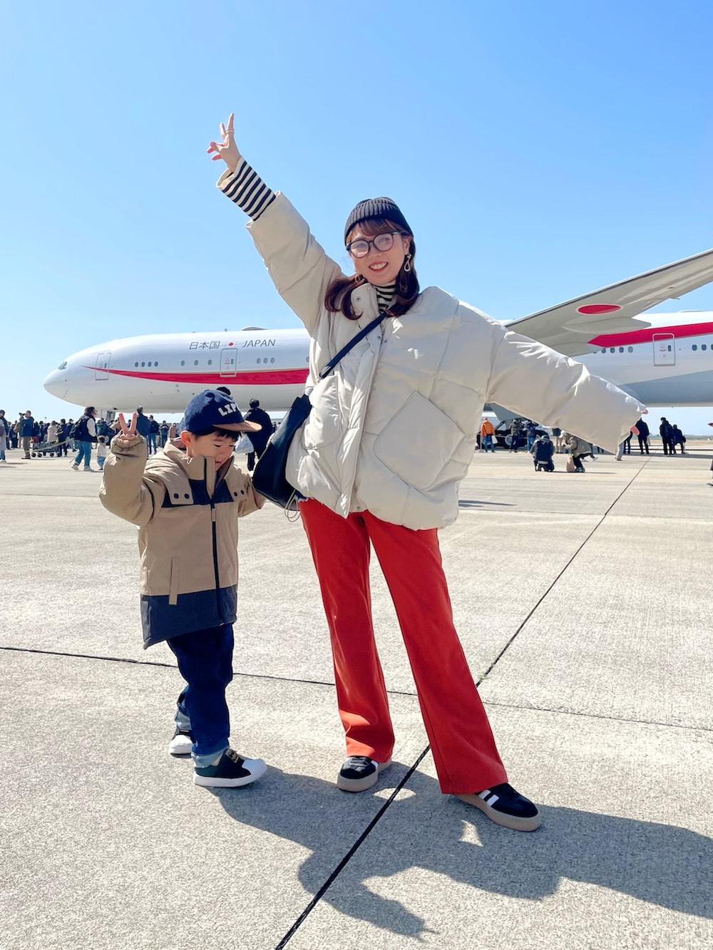 ホワイト系のジャケット/アウター、ブラック系のニット/セーター、ブルー系のキャミソールを着用したレディースの春コーディネートの3枚目の写真