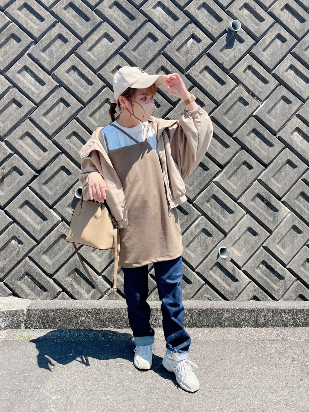 ホワイト系のシャツ/ブラウス、ブラウン系のキャミソール、ベージュ系のテーラードジャケットを着用したレディースの春コーディネートの4枚目の写真