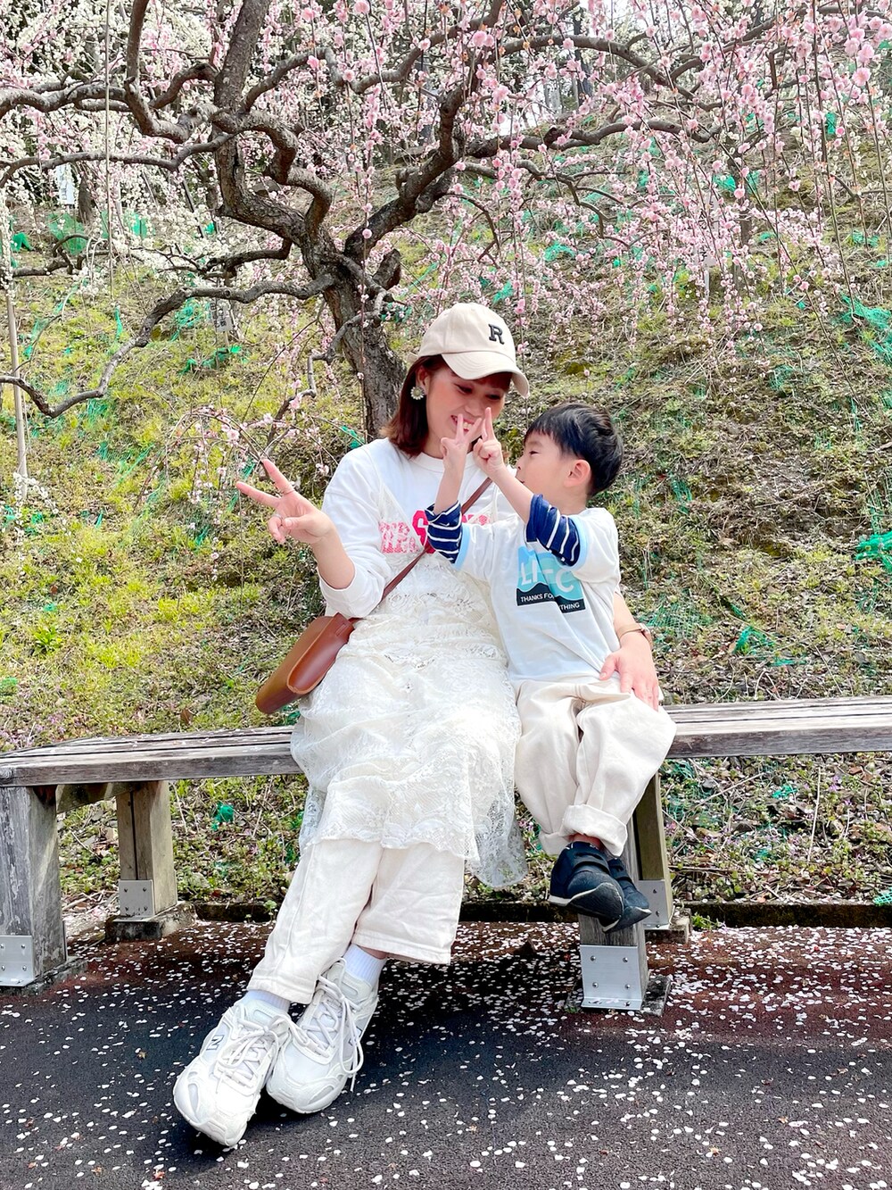 ホワイト系のTシャツ/カットソー、ホワイト系のワンピース、ベージュ系のデニムパンツを着用したレディースの春コーディネートの3枚目の写真