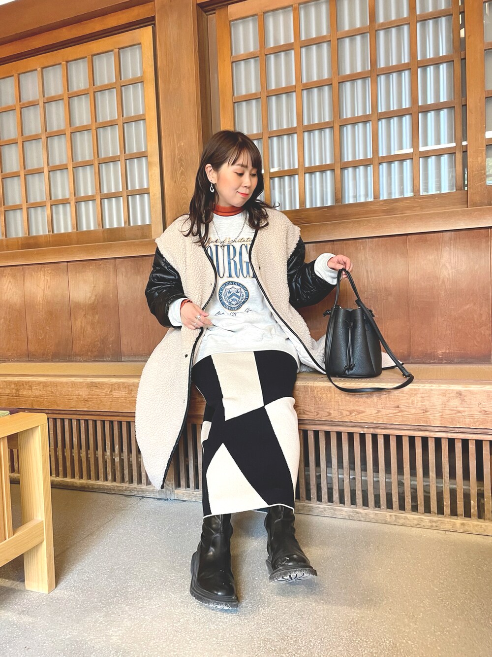 ベージュ系のジャケット/アウター、ベージュ系のスウェット、オレンジ系のトップスを着用したレディースの冬コーディネートの2枚目の写真