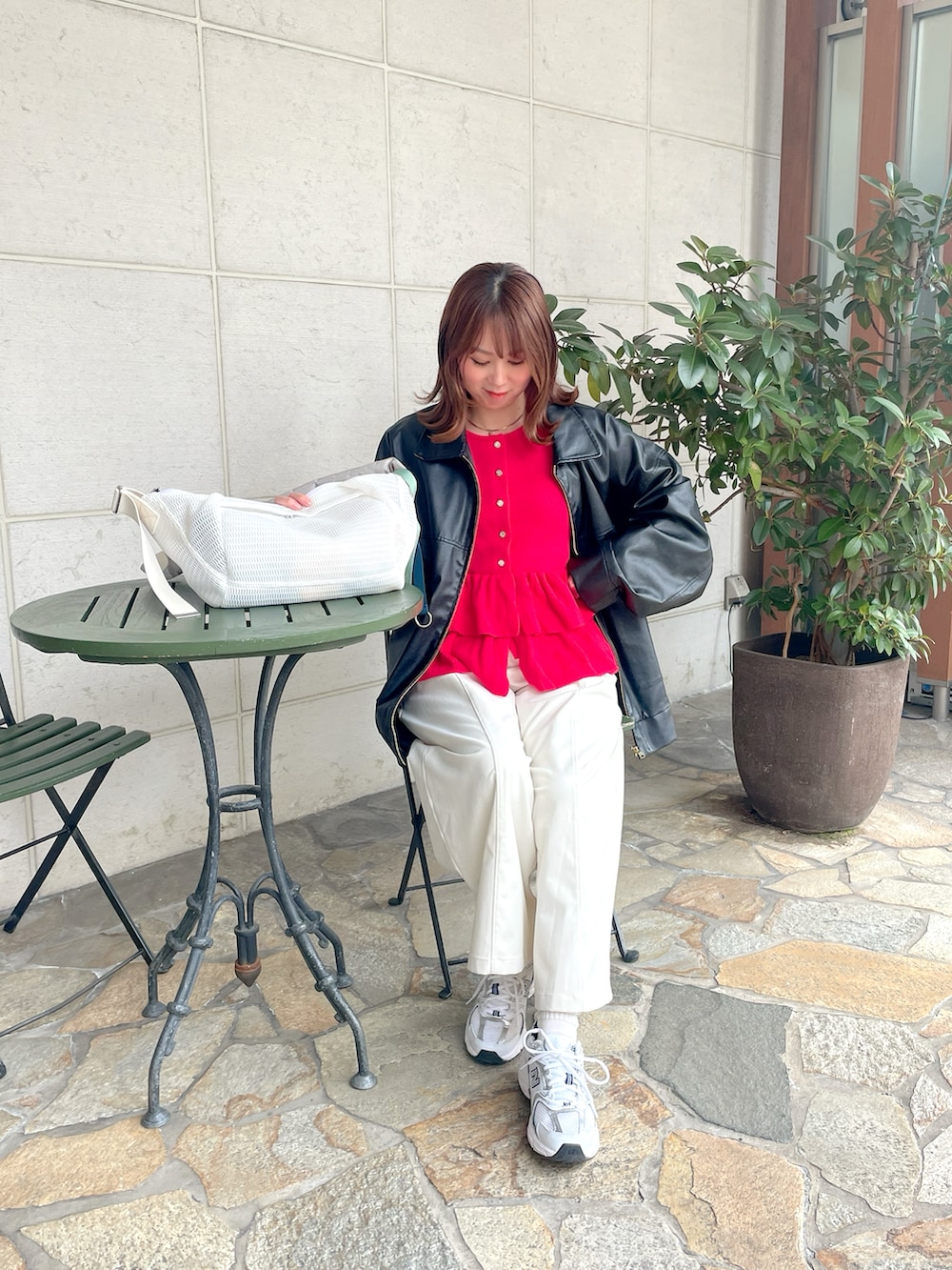 ホワイト系のボディバッグ/ウエストポーチ、ブラック系のブルゾン、レッド系のニット/セーターを着用したレディースの春コーディネートの3枚目の写真