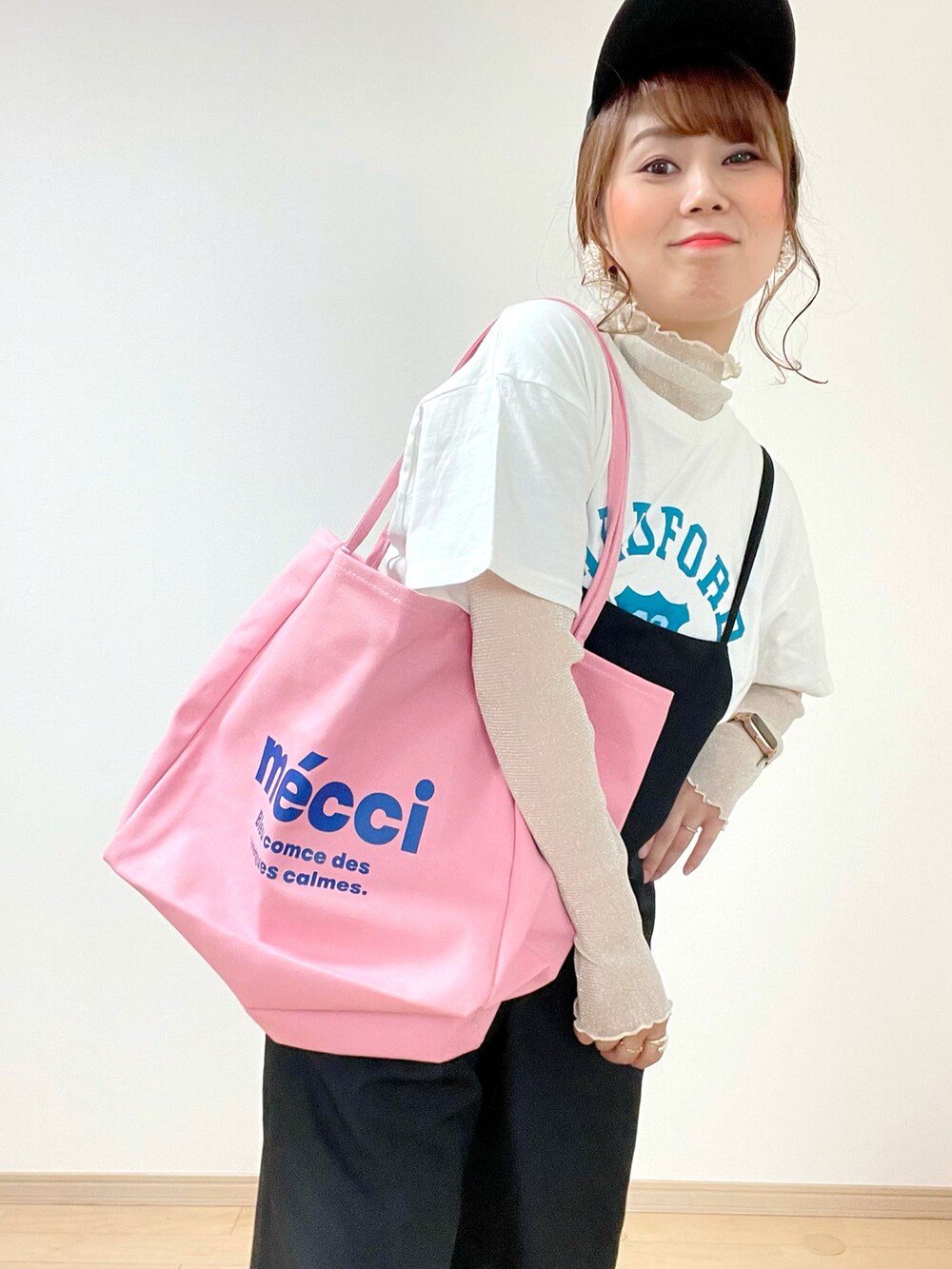 ホワイト系のTシャツ/カットソー、ベージュ系のトップス、ブラック系のサロペット/オーバーオールを着用したレディースの春コーディネートの5枚目の写真