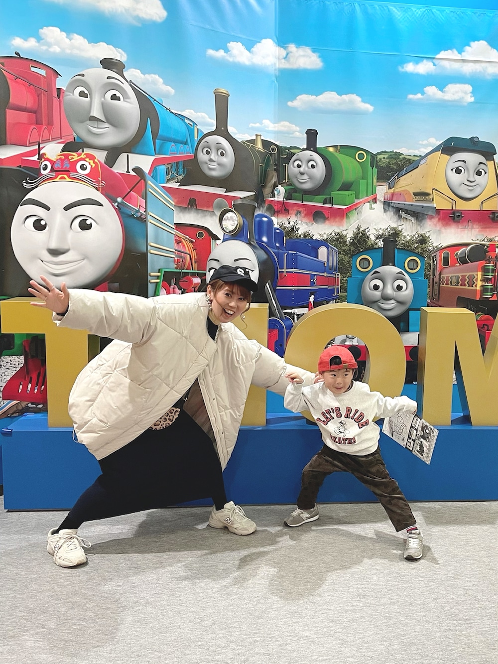 ホワイト系のジャケット/アウター、イエロー系のトップス、ブルー系のワンピース/ドレスを着用したレディースの冬コーディネートの4枚目の写真