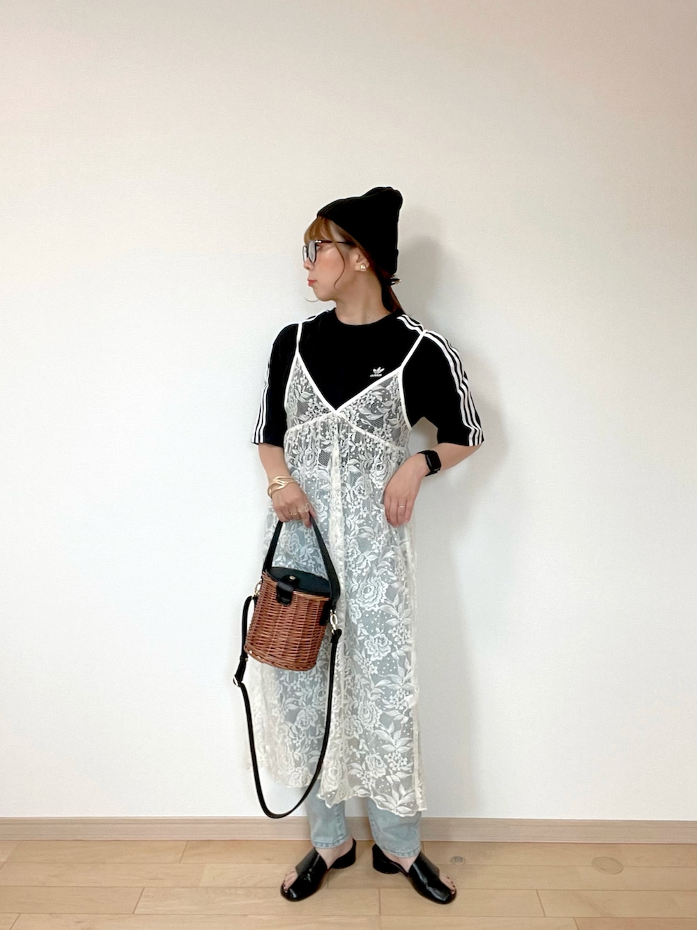 ブラック系のTシャツ/カットソー、ホワイト系のワンピース、ブルー系のデニムパンツを着用したレディースの夏コーディネートの3枚目の写真