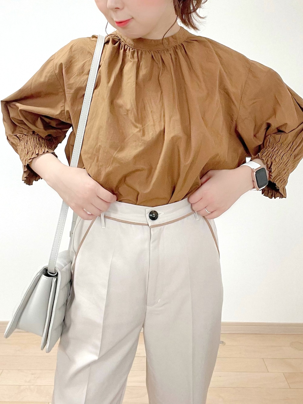 ベージュ系のその他パンツ、ブラウン系のシャツ/ブラウス、ベージュ系のバッグを着用したレディースの春コーディネートの2枚目の写真