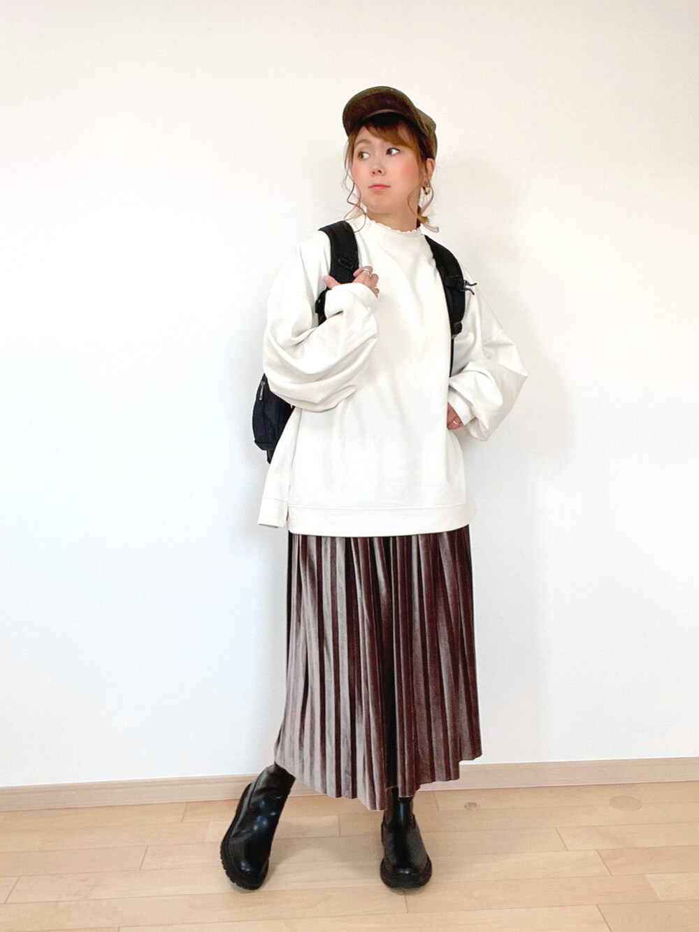 ブラウン系のスカート、ホワイト系のスウェット、ホワイト系のTシャツ/カットソーを着用したレディースの秋コーディネートの5枚目の写真