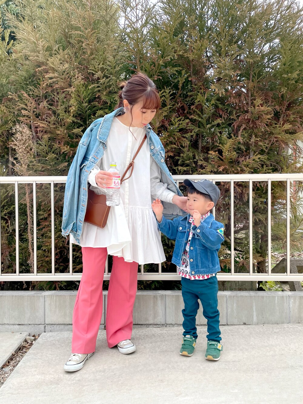 ホワイト系のシャツ/ブラウス、ブルー系のジャケット/アウター、ピンク系のスラックスを着用したレディースの春コーディネートの2枚目の写真