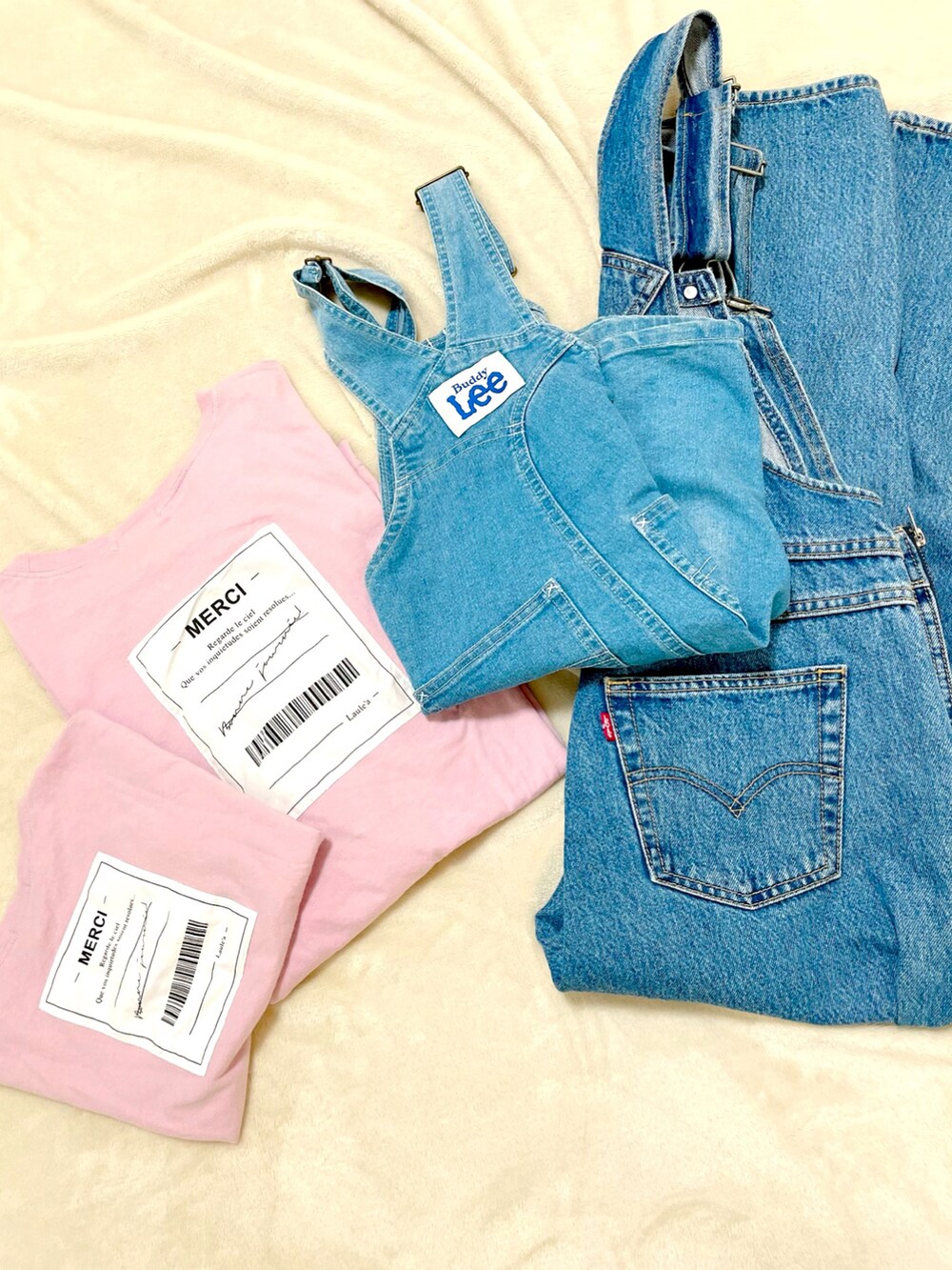 ブルー系のサロペット/オーバーオール、ピンク系のTシャツ/カットソー、ブラック系のサンダルを着用したレディースの夏コーディネートの4枚目の写真