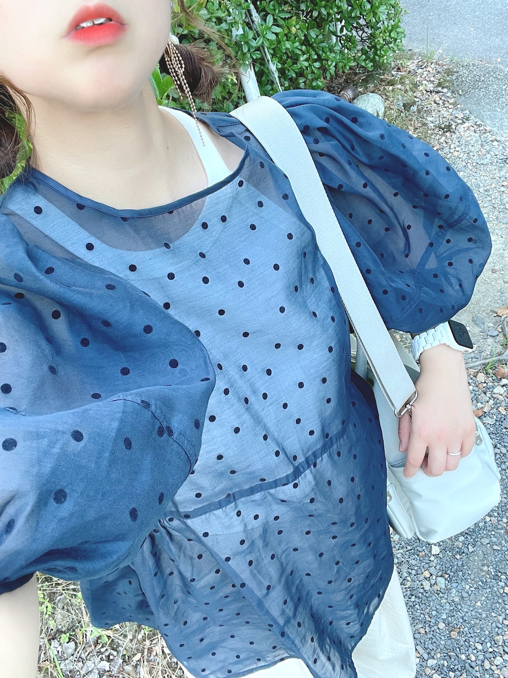 ブルー系のチュニック、ホワイト系のタンクトップ、ベージュ系のパンツを着用したレディースの夏コーディネートの4枚目の写真