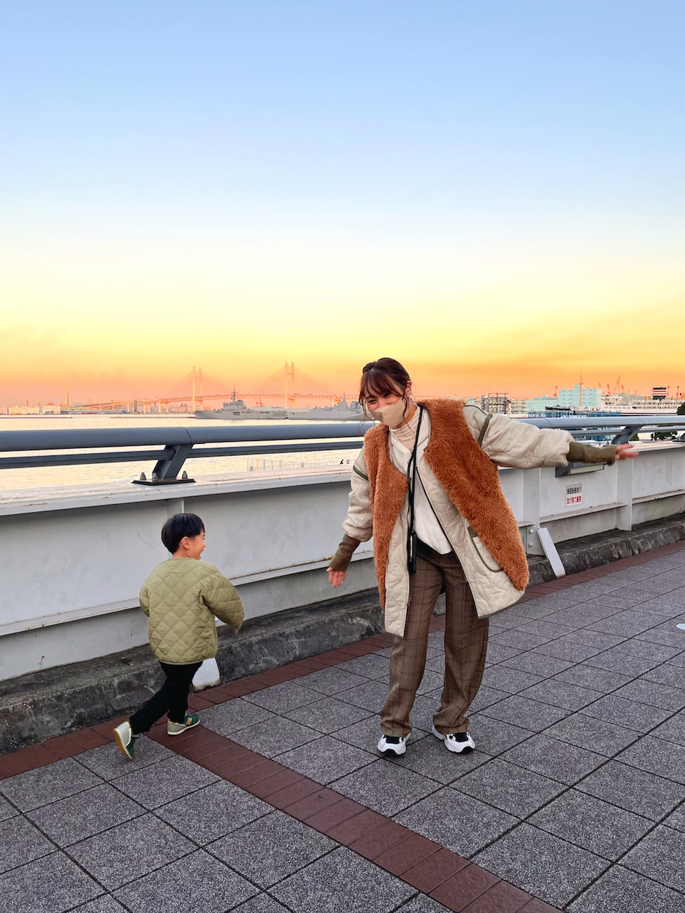 グリーン系のその他アウター、ホワイト系のトップス、ホワイト系のトップスを着用したレディースの秋コーディネートの4枚目の写真