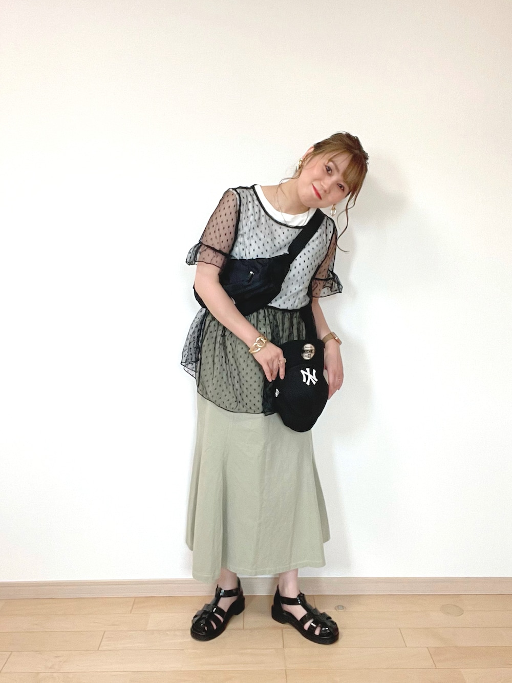 ホワイト系のTシャツ/カットソー、ブラック系のトップス、グリーン系のスカートを着用したレディースの夏コーディネートの5枚目の写真