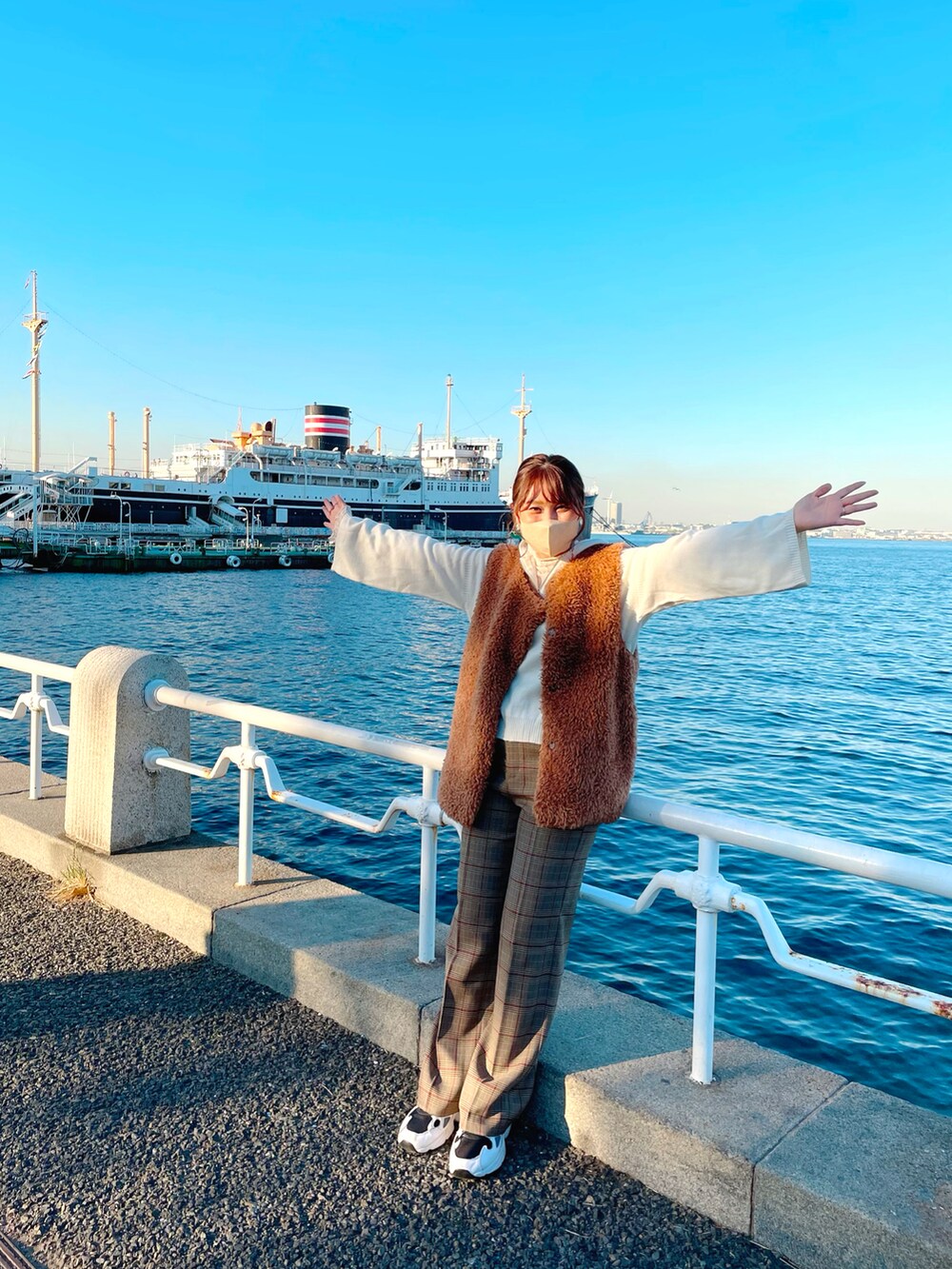 グリーン系のその他アウター、ホワイト系のトップス、ホワイト系のトップスを着用したレディースの秋コーディネートの3枚目の写真