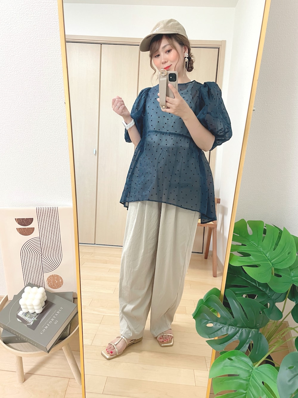 ブルー系のチュニック、ホワイト系のタンクトップ、ベージュ系のパンツを着用したレディースの夏コーディネートの2枚目の写真