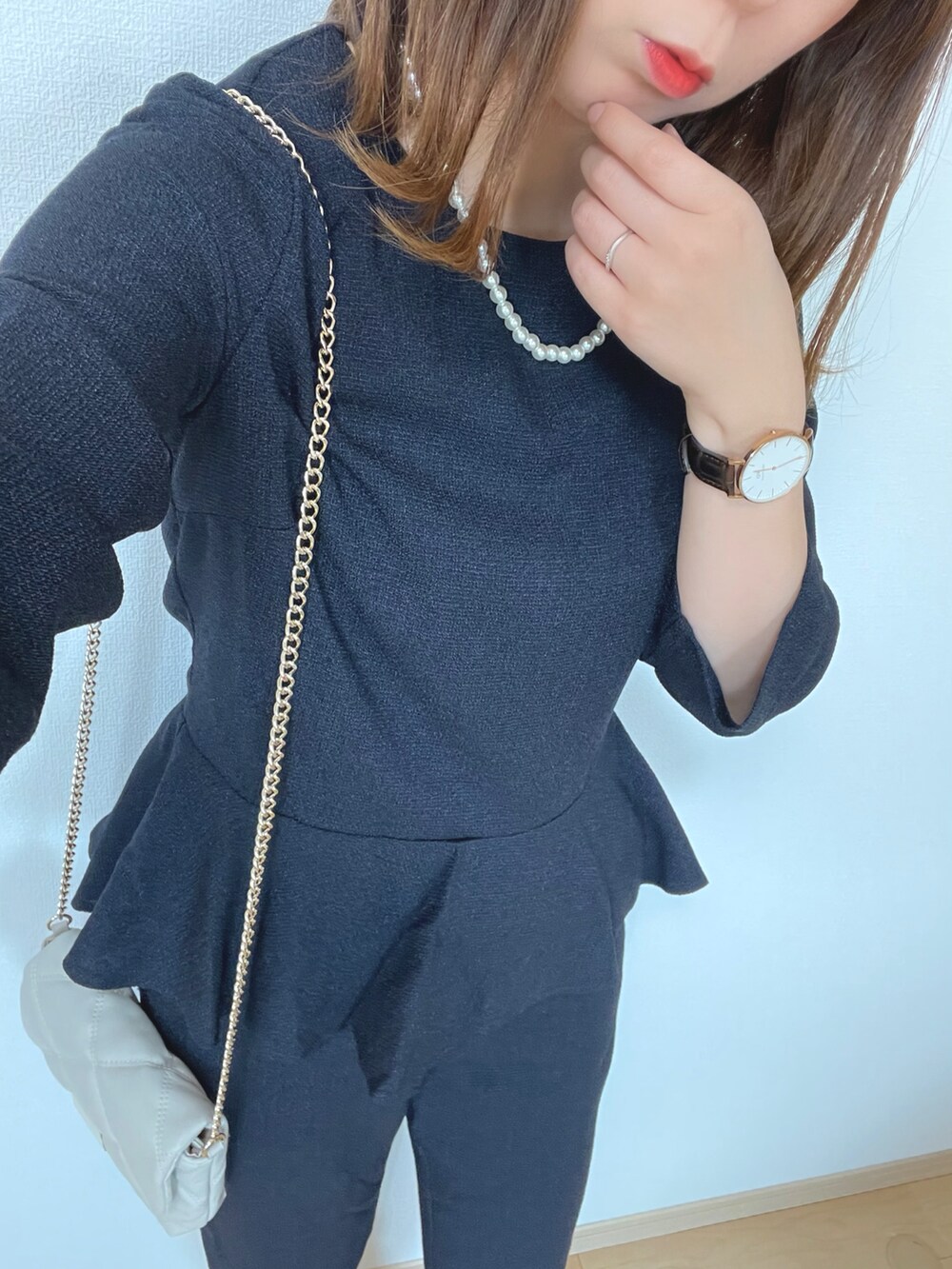 ブルー系のスーツセット、グリーン系のパンプス、ベージュ系のショルダーバッグを着用したレディースの春コーディネートの5枚目の写真