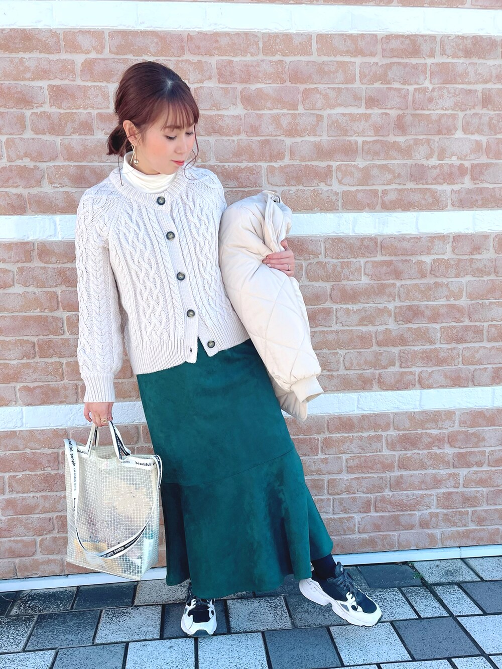 「大人カジュアル、ゆるコーデ、きれいめカジュアル、マーメイドスカート、グリーン、スニーカーコーデ、クリアバッグ、レイヤードスタイル、ラフ、ロングスカート」｜「しまむらのアイテム（スカート、グリーン系）」を使った、eri♡さん（レディース・155cm）の冬コーディネートの5枚目の写真
