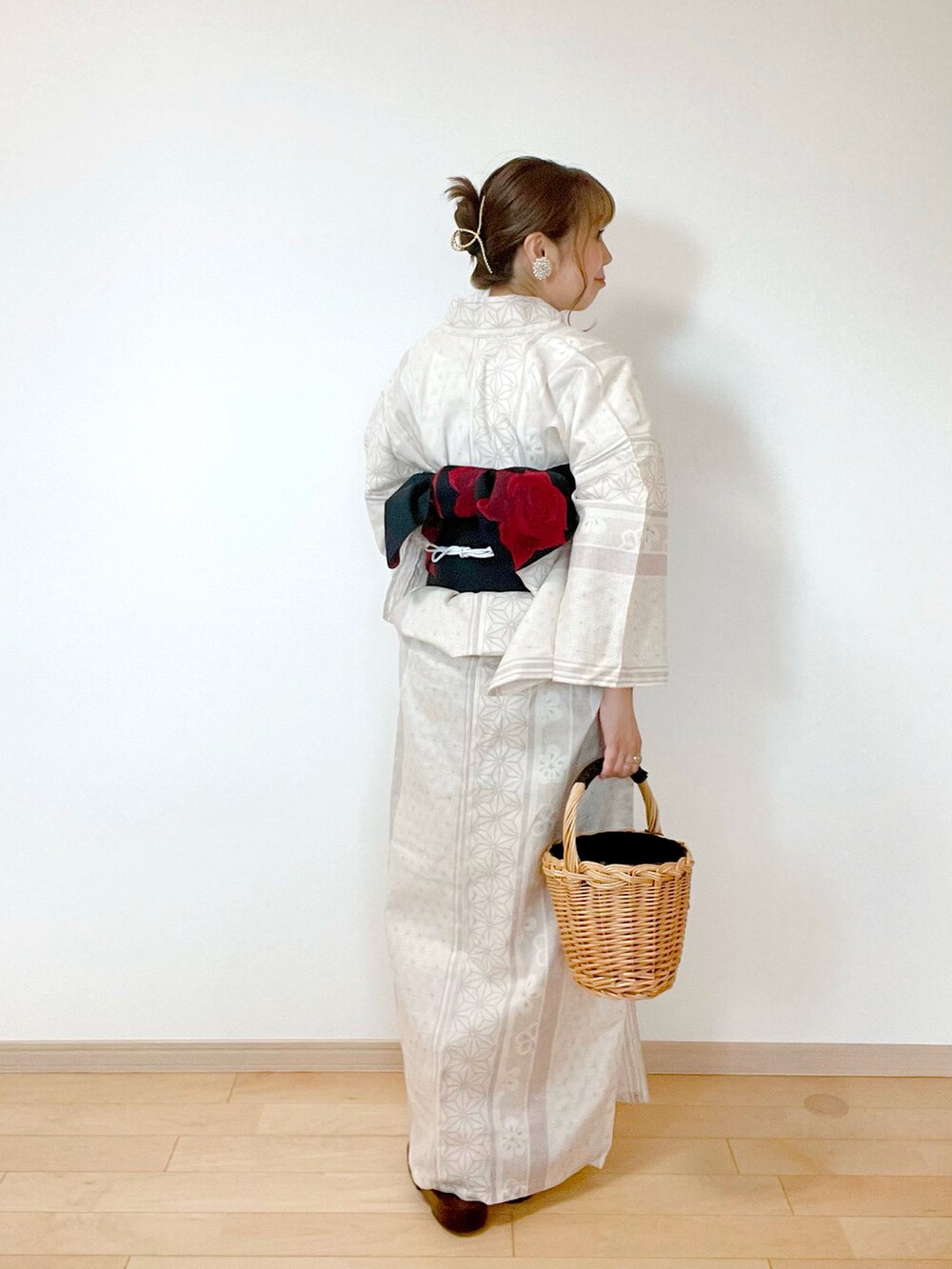ベージュ系のかごバッグ、その他の浴衣、ゴールド系のイヤリングを着用したレディースの夏コーディネートの4枚目の写真