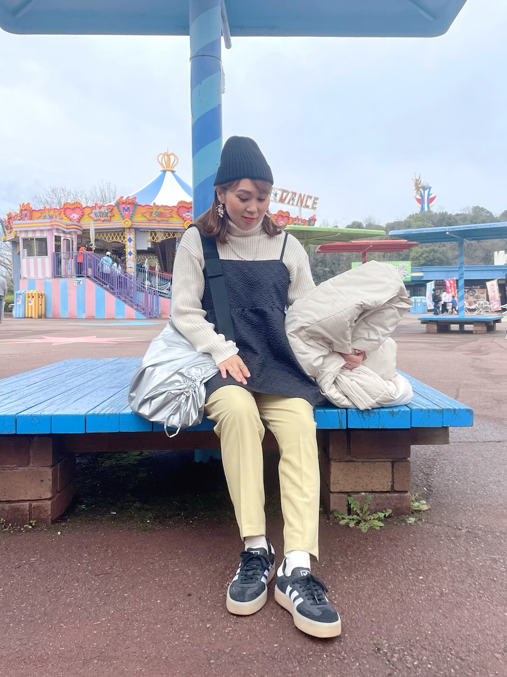 ブラック系のキャミソール、イエロー系のその他パンツ、シルバー系のショルダーバッグを着用したレディースの春コーディネートの2枚目の写真