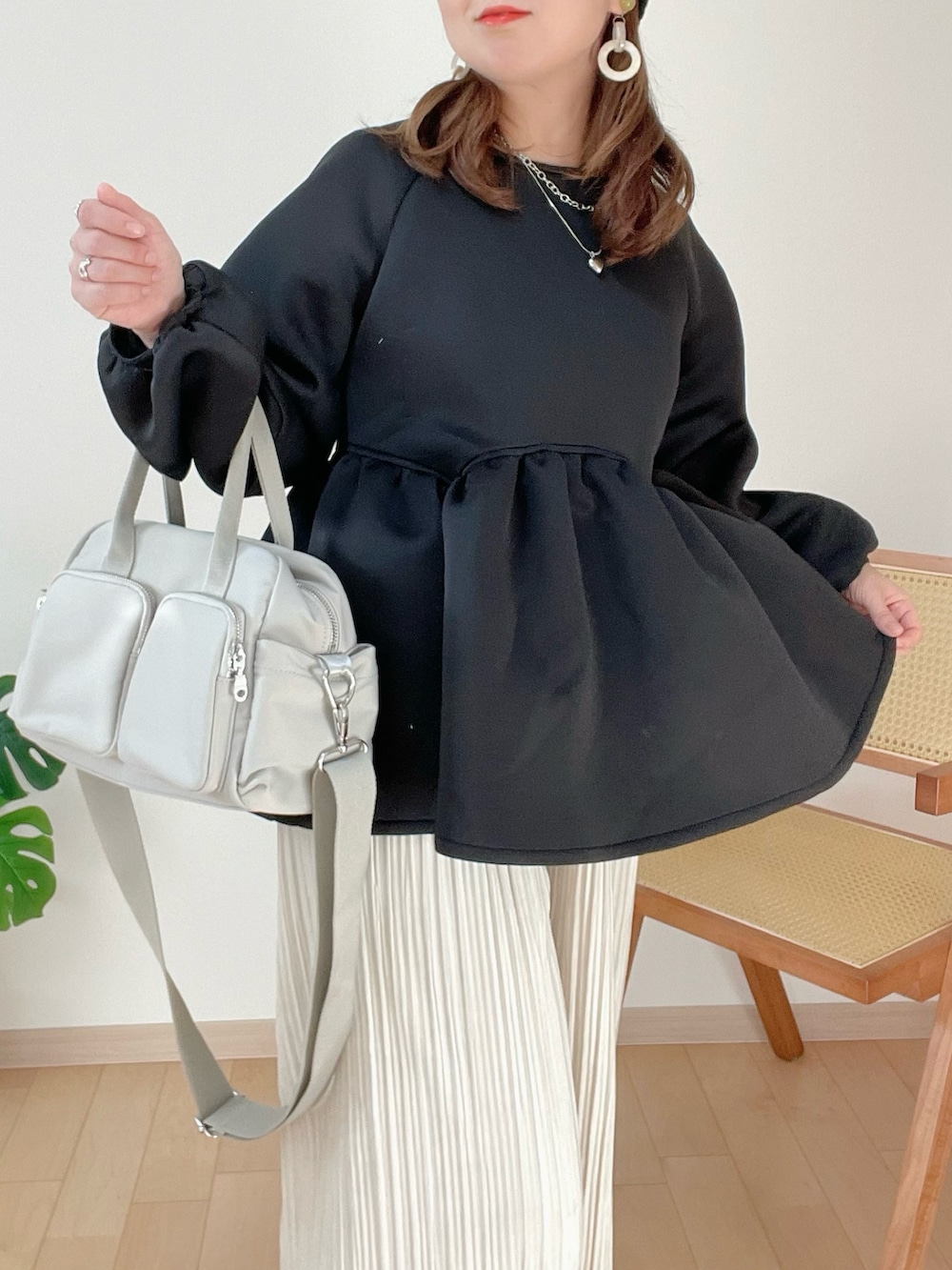 ブラック系のトップス、ホワイト系のその他パンツを着用したレディースの冬コーディネートの5枚目の写真