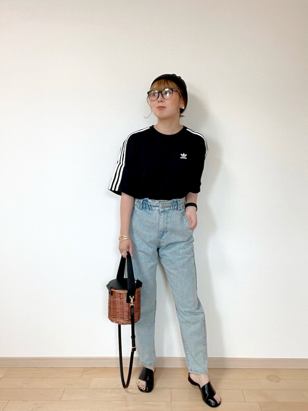 ブラック系のTシャツ/カットソー、ホワイト系のワンピース、ブルー系のデニムパンツを着用したレディースの夏コーディネートの4枚目の写真