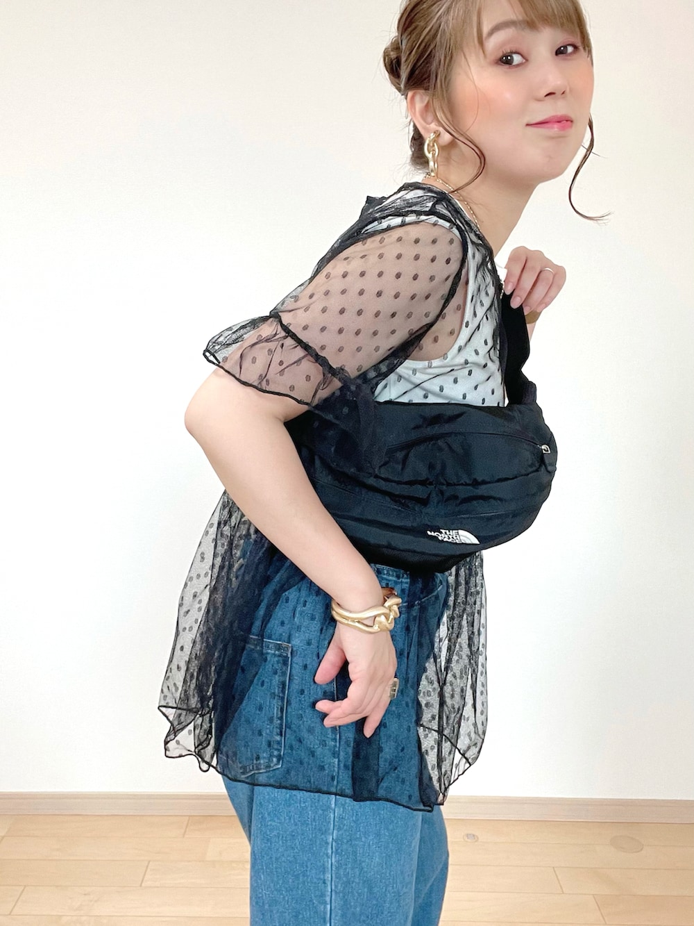 ホワイト系のTシャツ/カットソー、ブラック系のトップス、ブルー系のデニムパンツを着用したレディースの夏コーディネートの4枚目の写真