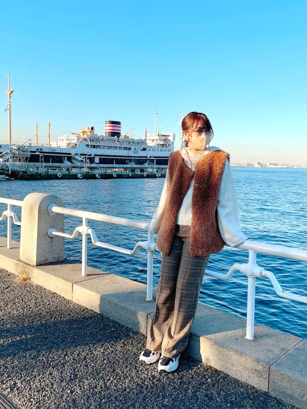 グリーン系のその他アウター、ホワイト系のトップス、ホワイト系のトップスを着用したレディースの秋コーディネートの2枚目の写真