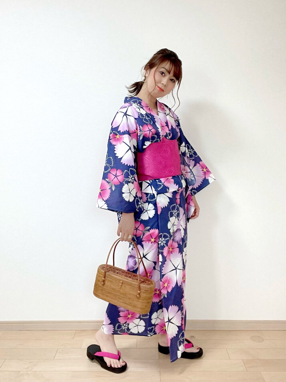 その他の浴衣、ゴールド系のイヤリングを着用したレディースの春コーディネートの3枚目の写真