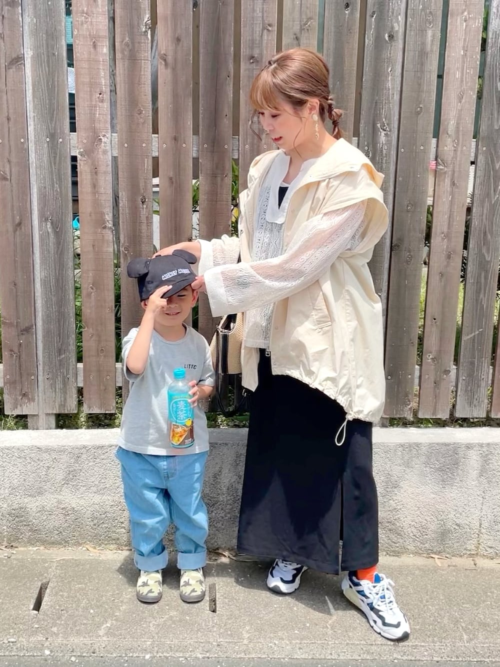 ホワイト系のブルゾン、ブラック系のワンピース、ホワイト系のタンクトップを着用したレディースの春コーディネートの4枚目の写真