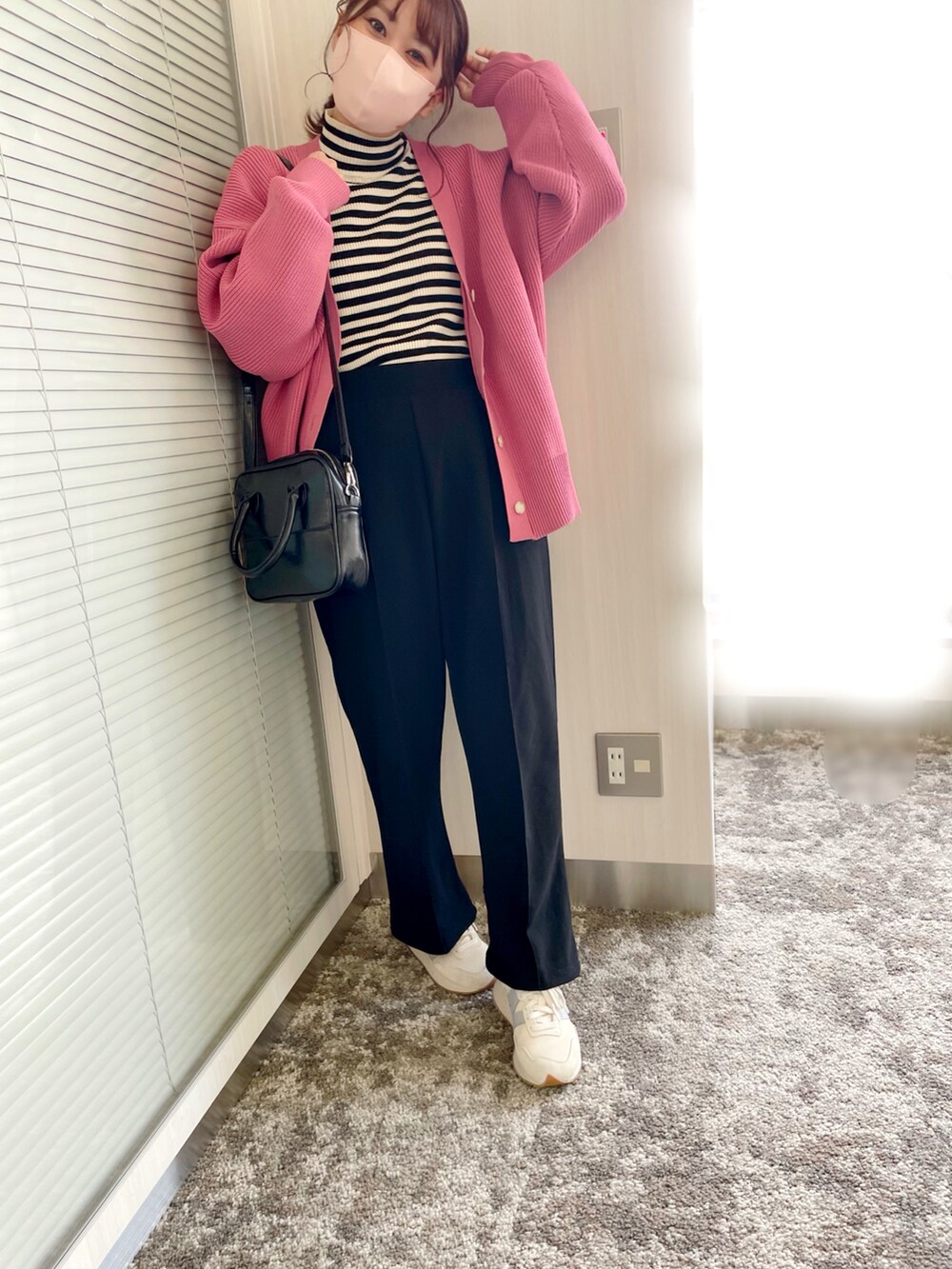 ピンク系のカーディガン/ボレロ、ブラック系のニット/セーター、ブラック系のパンツを着用したレディースの秋コーディネートの5枚目の写真