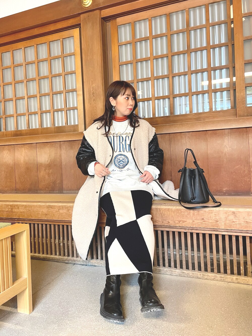 ベージュ系のジャケット/アウター、ベージュ系のスウェット、オレンジ系のトップスを着用したレディースの冬コーディネートの3枚目の写真