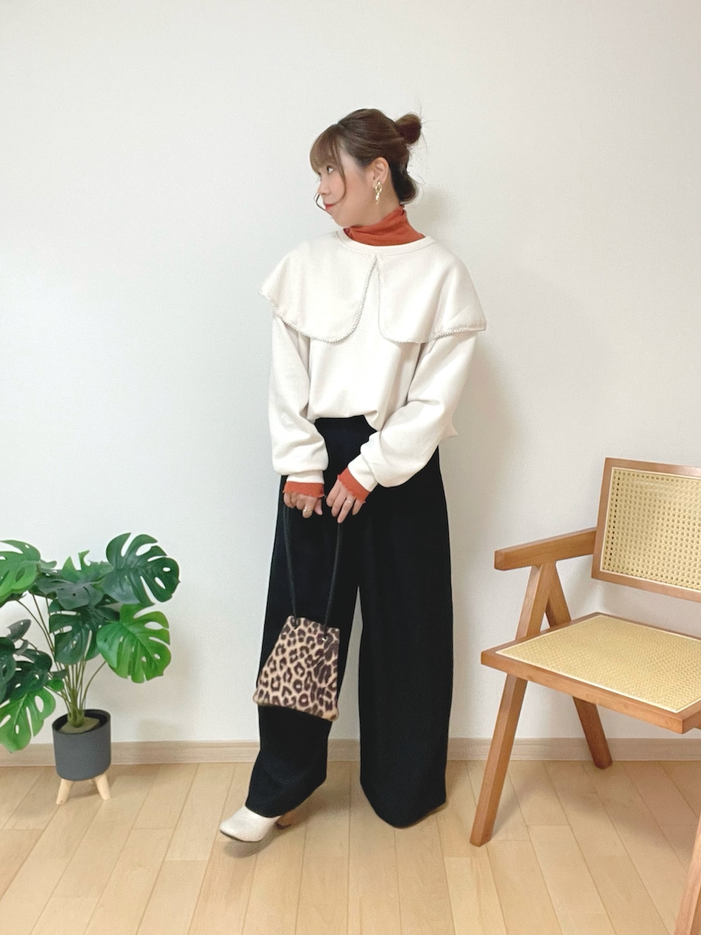 その他のハンドバッグ、ホワイト系のブーツを着用したレディースの冬コーディネートの4枚目の写真