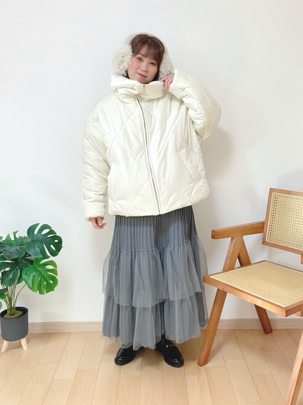 ブラック系のローファー、その他のその他を着用したレディースの冬コーディネートの4枚目の写真