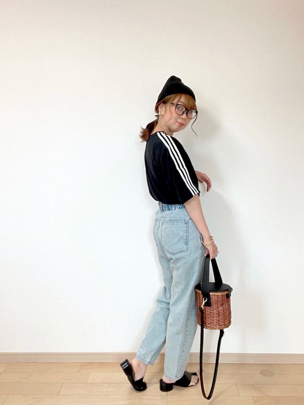 ブラック系のTシャツ/カットソー、ホワイト系のワンピース、ブルー系のデニムパンツを着用したレディースの夏コーディネートの5枚目の写真