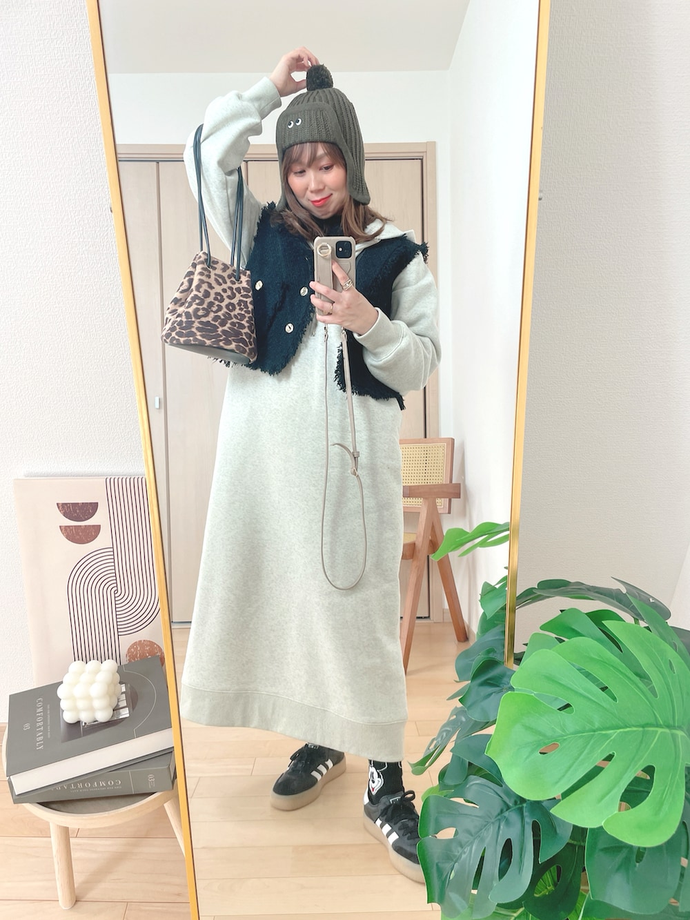 ベージュ系のワンピース、ブラック系のスニーカー、その他のハンドバッグを着用したレディースの冬コーディネートの5枚目の写真