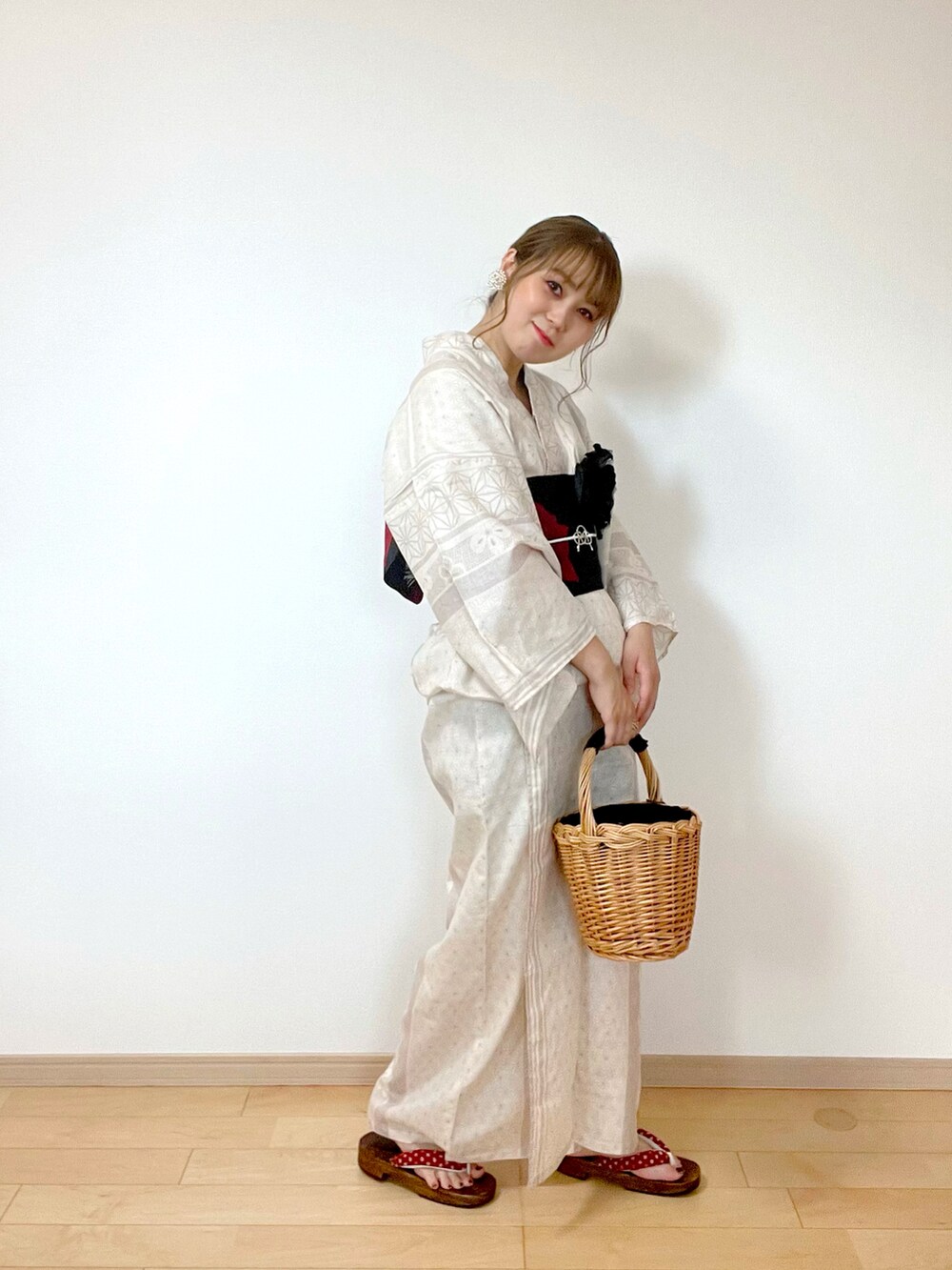 ベージュ系のかごバッグ、その他の浴衣、ゴールド系のイヤリングを着用したレディースの夏コーディネートの3枚目の写真