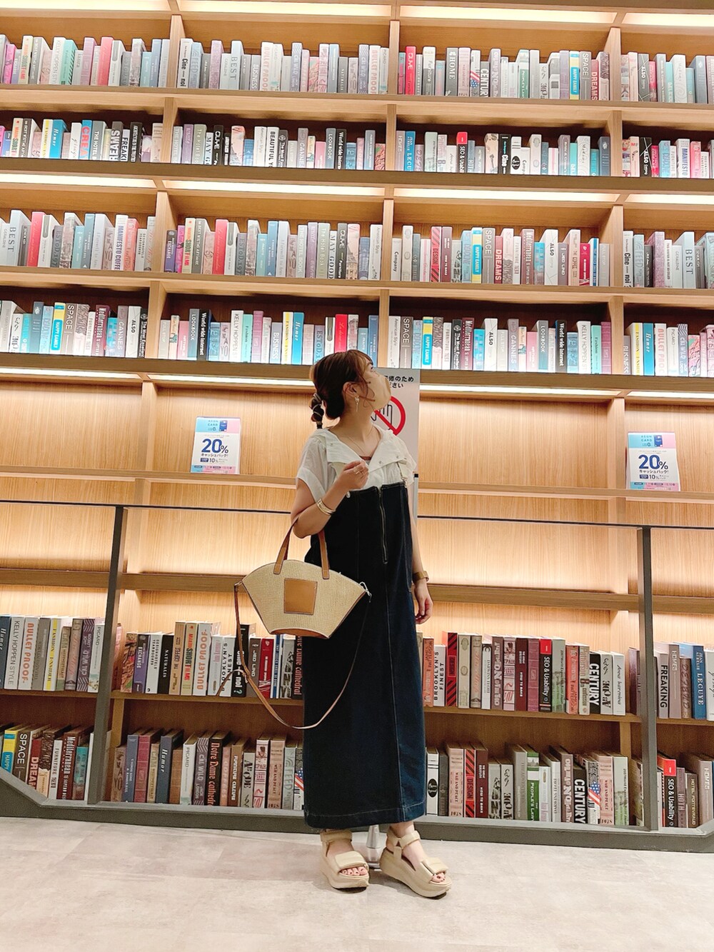 ホワイト系のトップス、ブルー系のオールインワン・サロペット、ブラウン系のタンクトップを着用したレディースの夏コーディネートの5枚目の写真