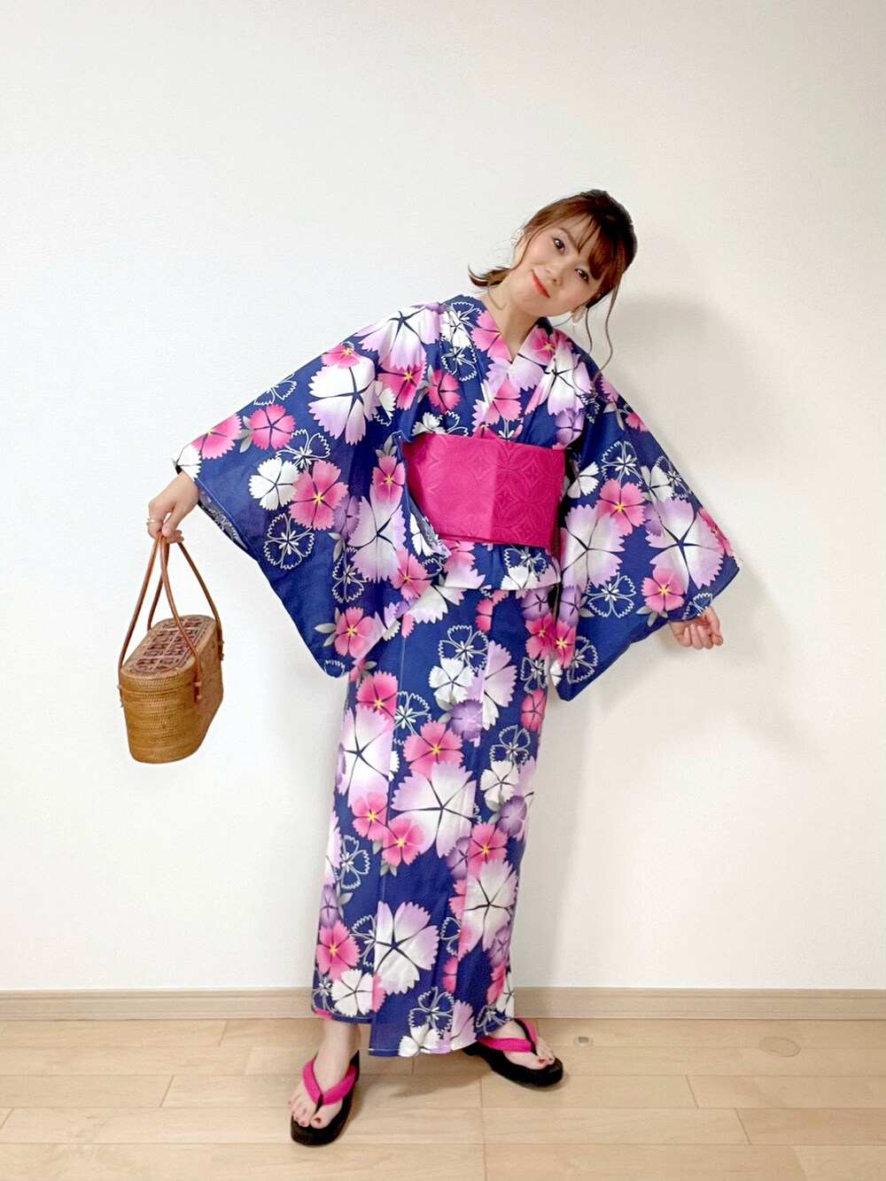 その他の浴衣、ゴールド系のイヤリングを着用したレディースの春コーディネートの2枚目の写真